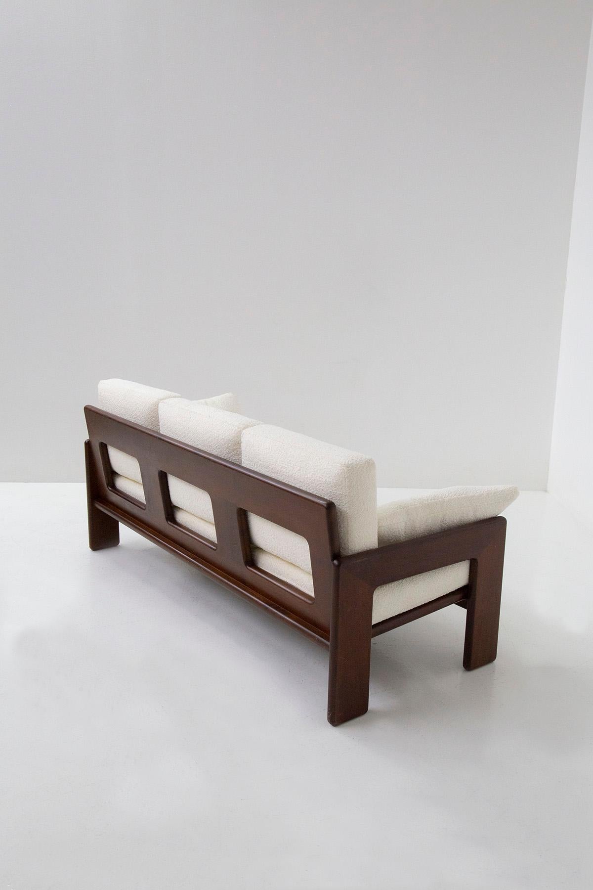 Das Sofa Serafino Arrighi aus den 1960er Jahren ist ein elegantes italienisches Sofa mit modernistischem Design. Er hat einen Holzrahmen mit scharfen, klaren Linien, während die Rückseite ein geometrisches Linienspiel aufweist. Die Armlehnen sind