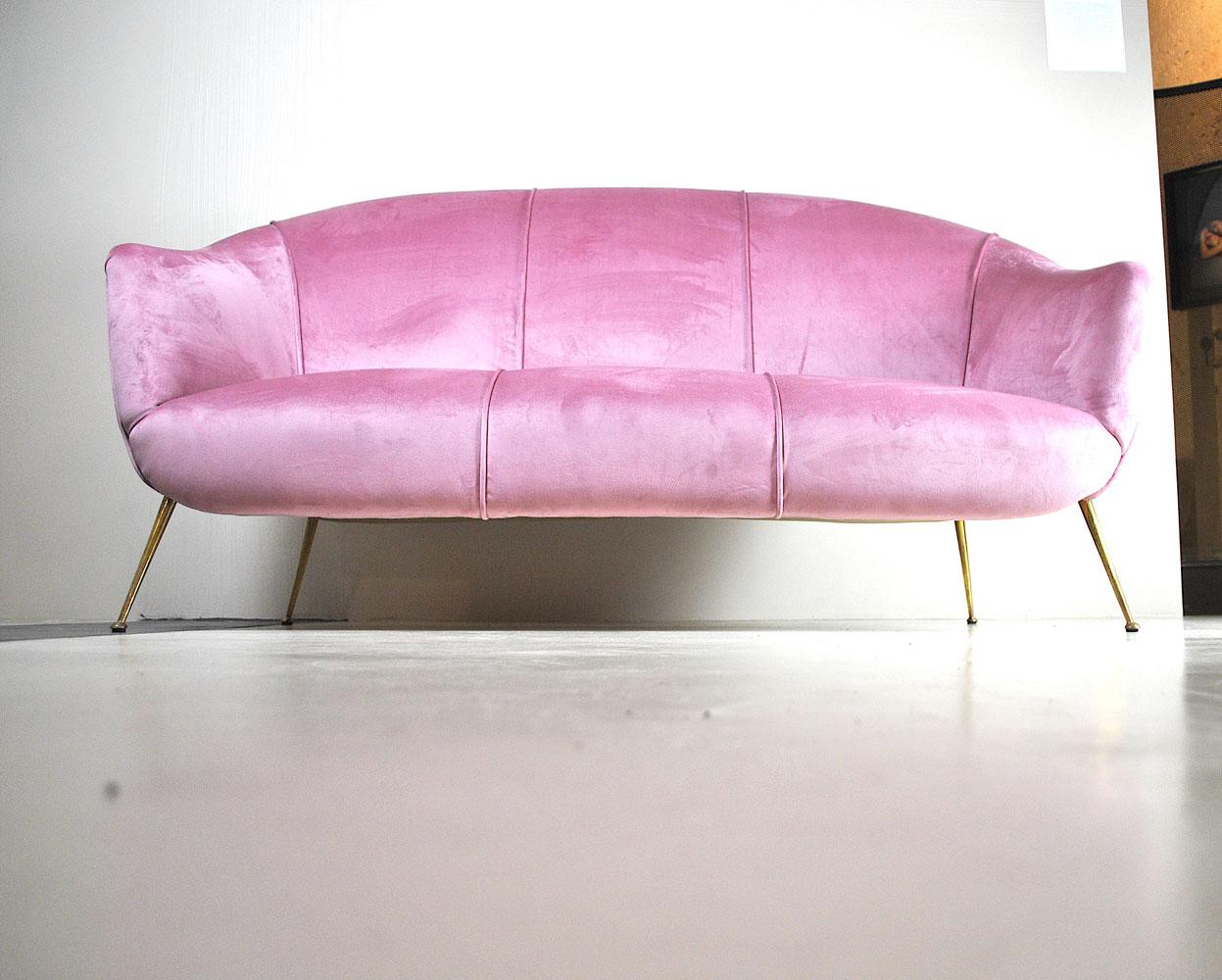 Italian sofa, early 1960s, in pink velvet brass feet the excellent conditions.