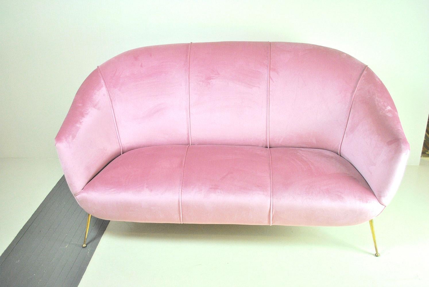 Mid-Century Modern Italian Sofa, Early 1960s, in pink velvet and Brass Feet