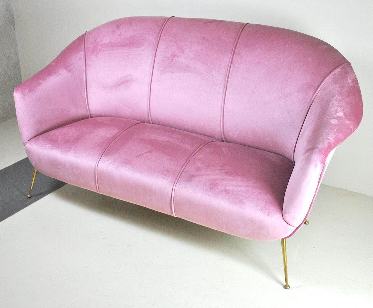 Italian Sofa, Early 1960s, in pink velvet and Brass Feet In Good Condition In bari, IT