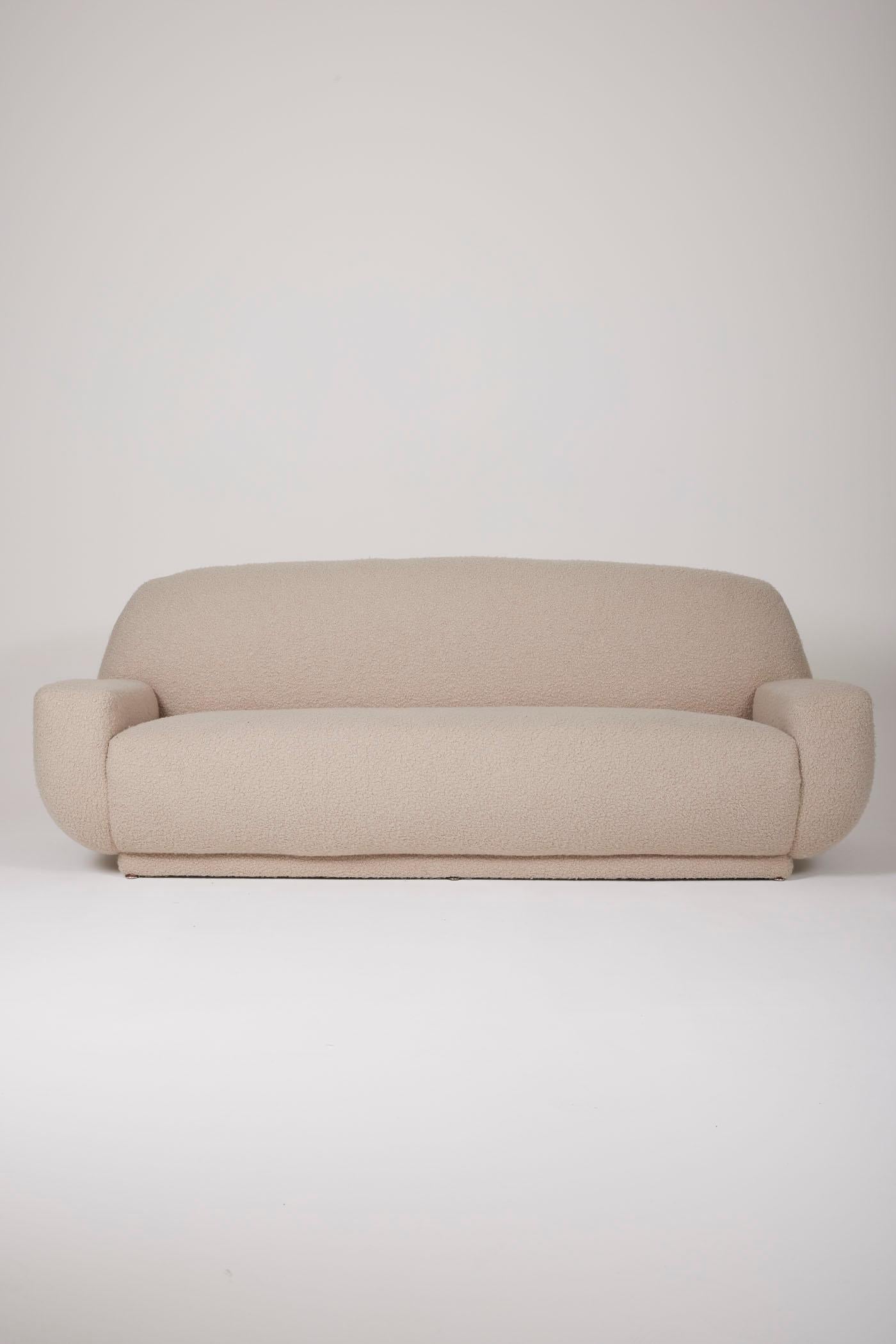 Dieses graue italienische Sofa ist von den 70er Jahren inspiriert und verbindet mit seinem grauen Bouclé-Stoff italienischen Stil und Komfort. Verleihen Sie Ihrer Einrichtung mit diesem hochwertigen Produkt einen Hauch von Raffinesse.
DV1