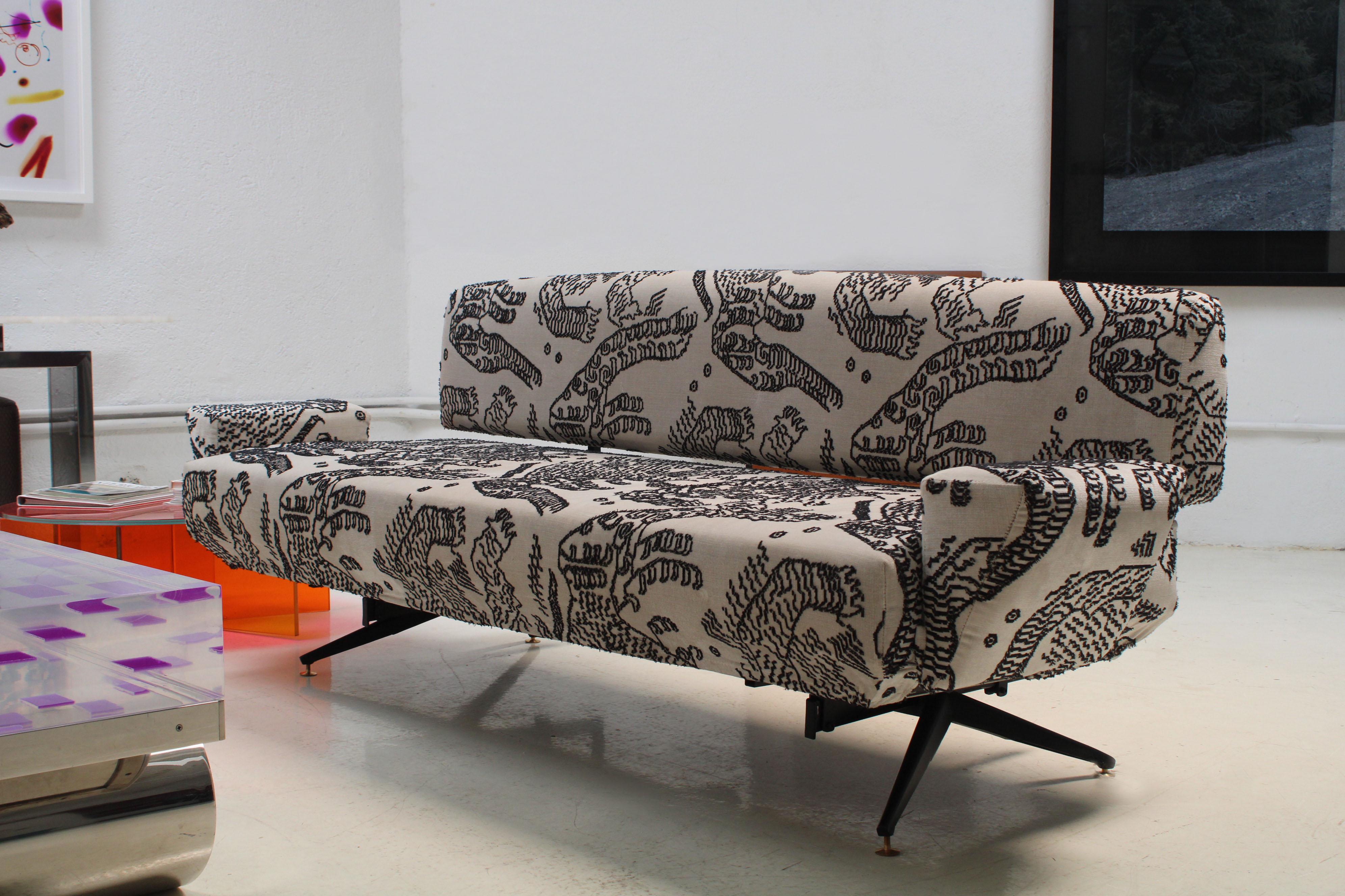 Italienisches Sofa, gepolstert mit Blanck- und weißem Dedar fabrik, 1950er Jahre im Angebot 3