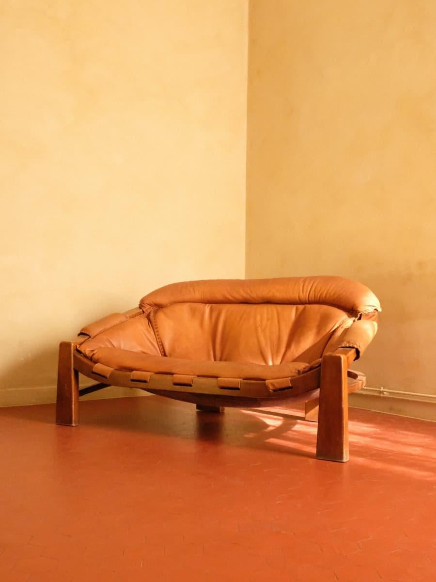 Italian sofa in camel leather made in the workshop of designer Luciano Frigerio (1928-1999), 1970s, 160 x 78 x 90 cm.

This sofa represents the epitome of timeless elegance and impeccable craftsmanship, embodying the spirit of Italian design from