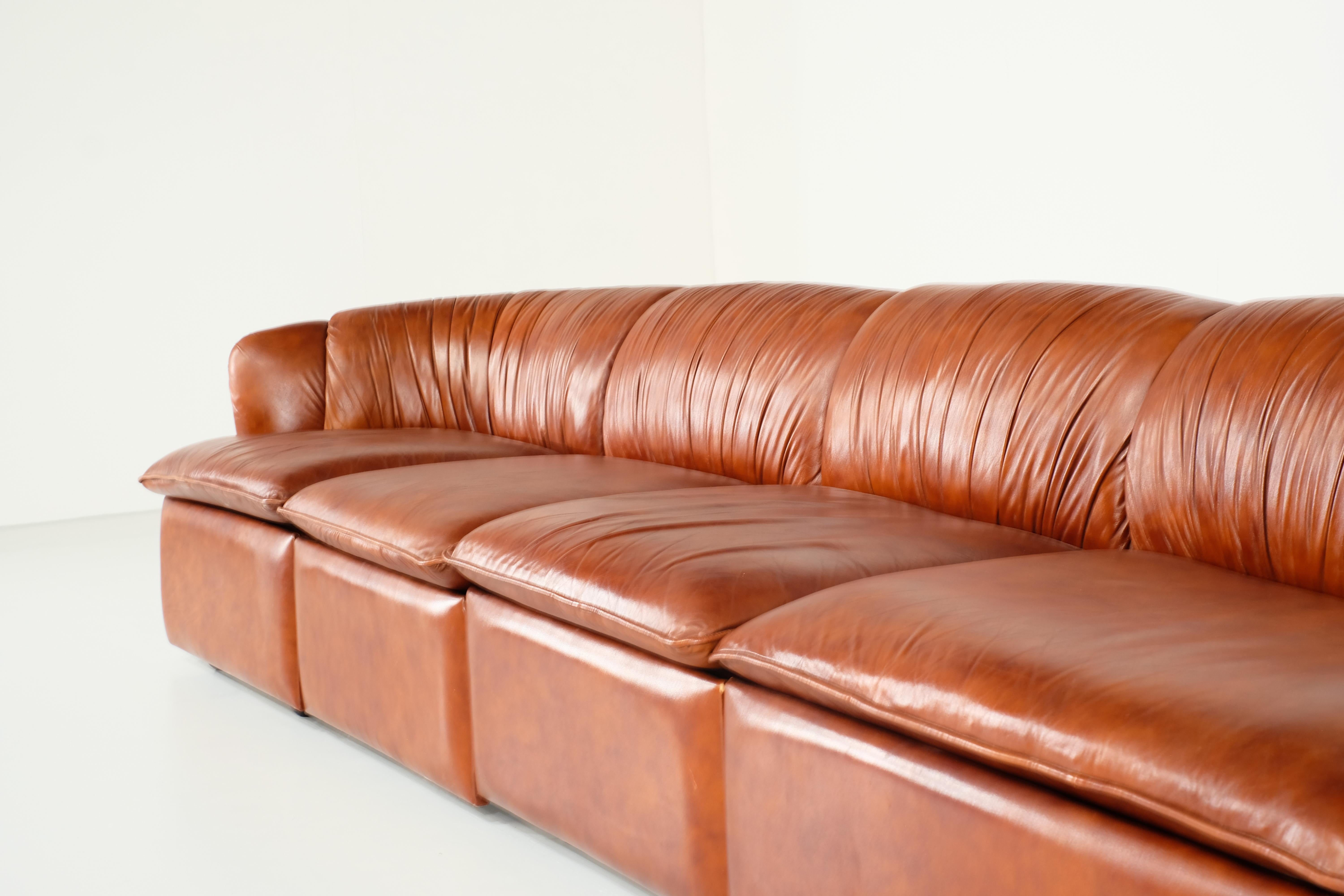 Mid-Century Modern Italian sofa in cognac leather - 1960s