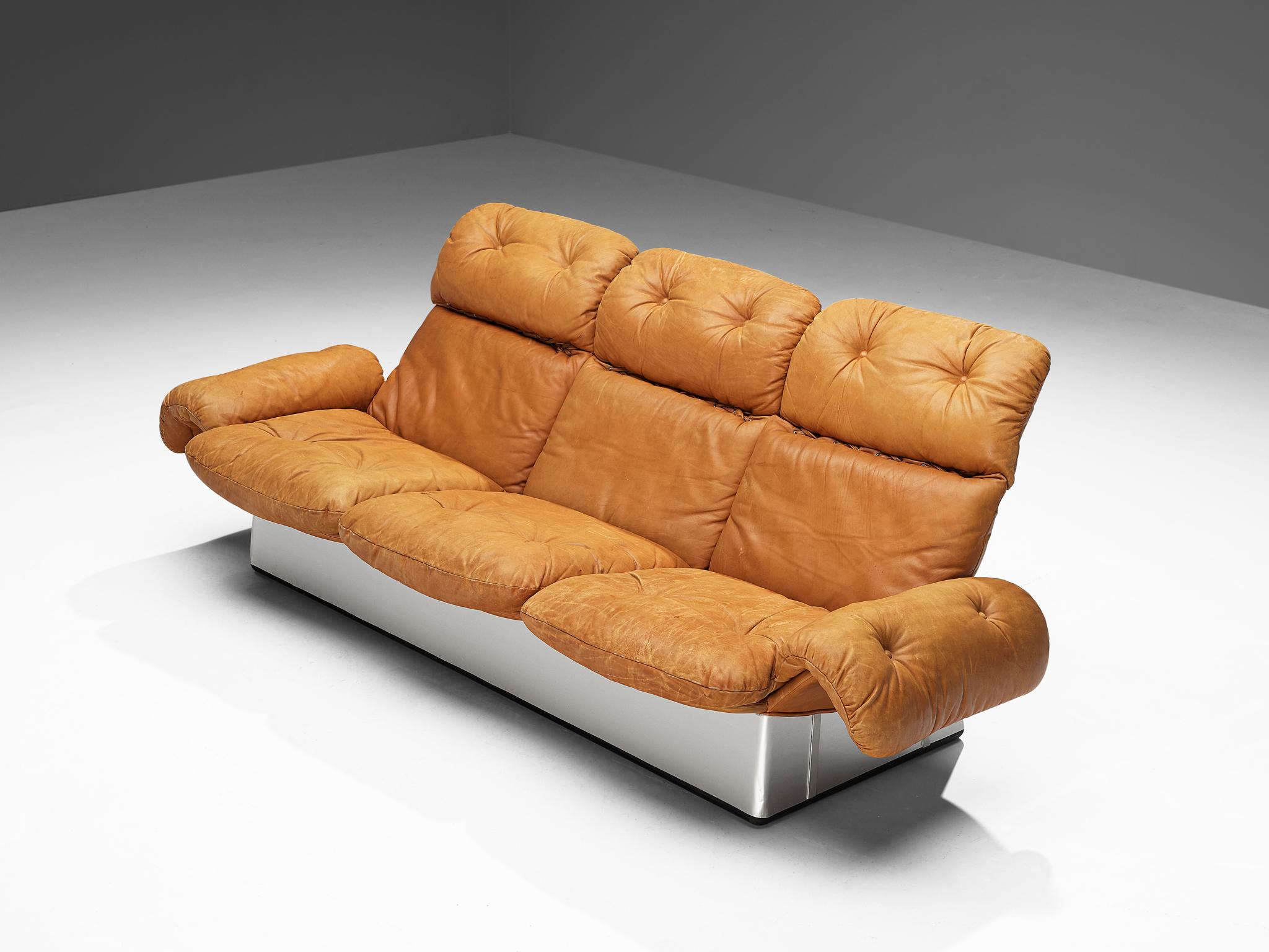 Sofa, Aluminium, Leder, Italien 1970er Jahre

Bequemes Sofa aus den 1970er Jahren. Dieses Sofa repräsentiert die Essenz des Möbeldesigns der 1970er Jahre und geht über die strengen Konventionen der Moderne hinaus, indem es die verschiedenen