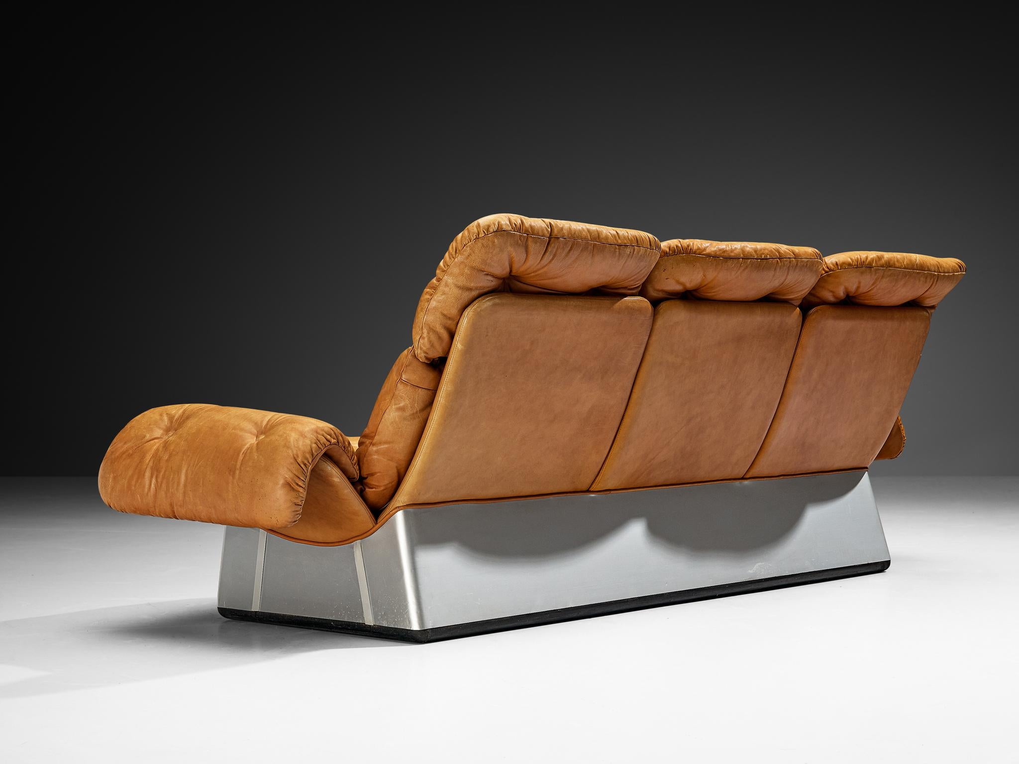 Canapé, aluminium, cuir, Italie 1970

Canapé confortable fabriqué dans les années 1970. Ce canapé représente fortement l'essence du Design/One des années 1970, allant au-delà des conventions strictes du modernisme, avec l'exploration des différentes