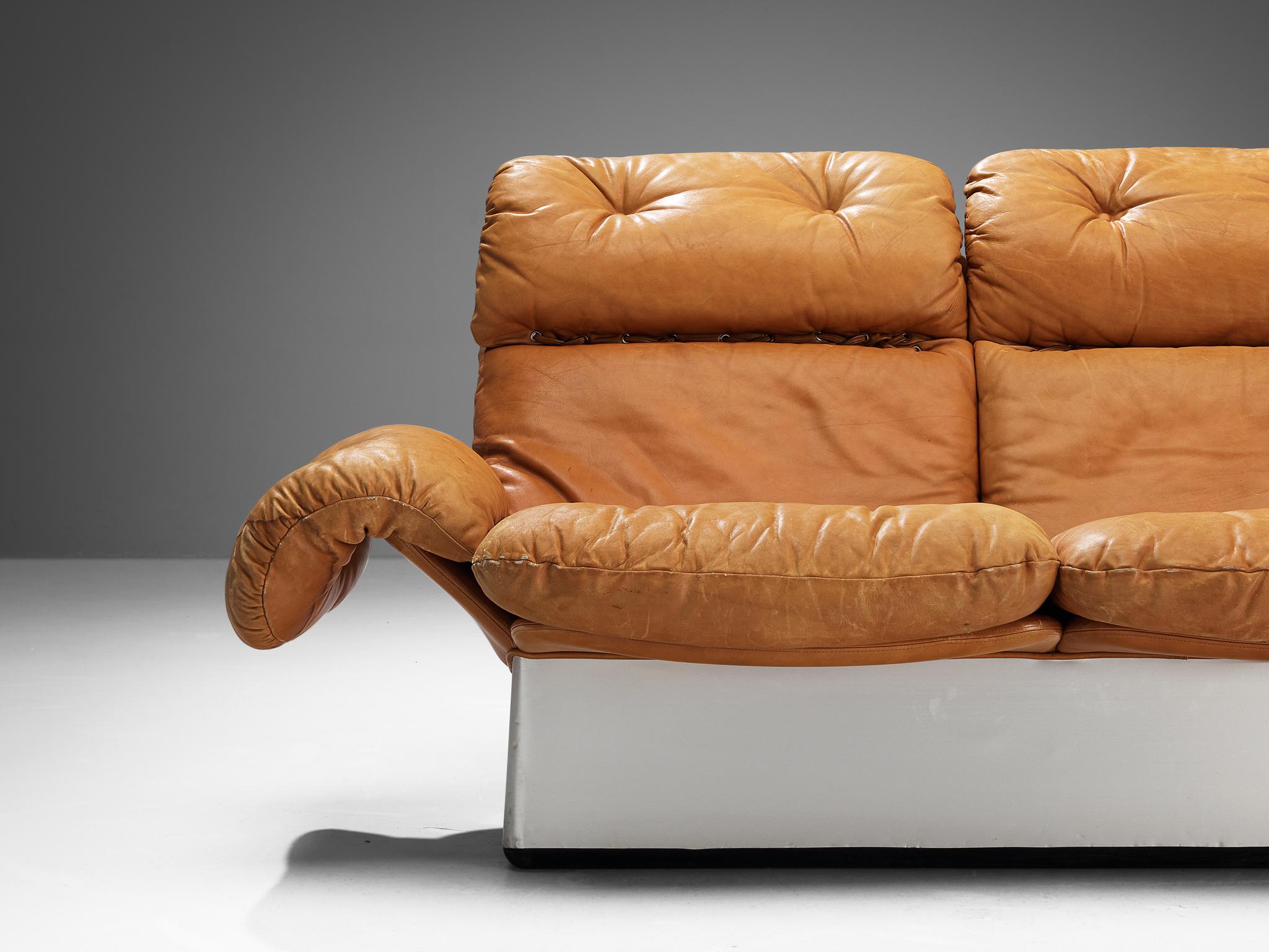 Italienisches Sofa aus cognacfarbenem Leder und Aluminium  (Postmoderne) im Angebot