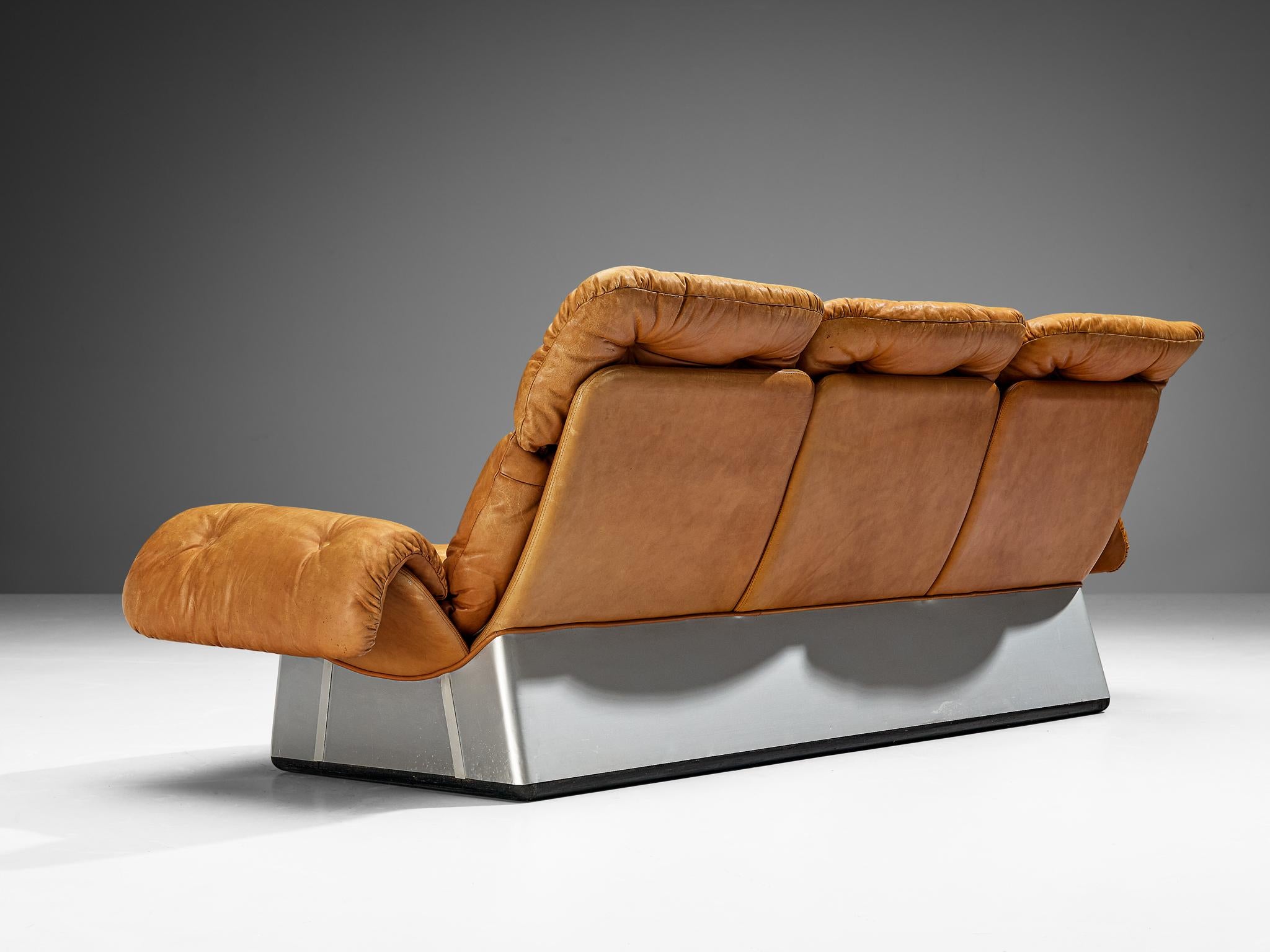 Italienisches Sofa aus cognacfarbenem Leder und Aluminium  im Zustand „Gut“ im Angebot in Waalwijk, NL