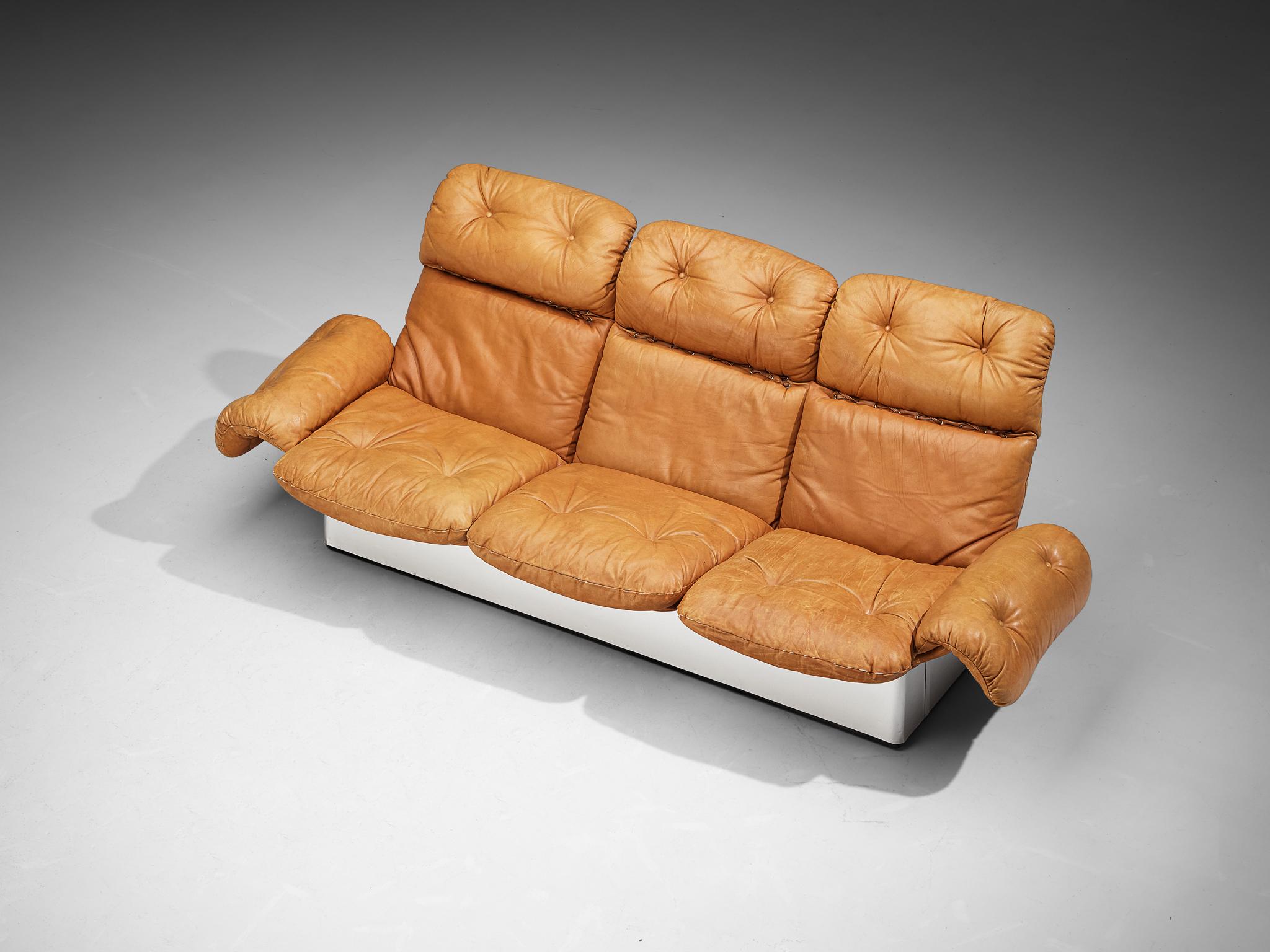 Italienisches Sofa aus cognacfarbenem Leder und Aluminium  (Ende des 20. Jahrhunderts) im Angebot