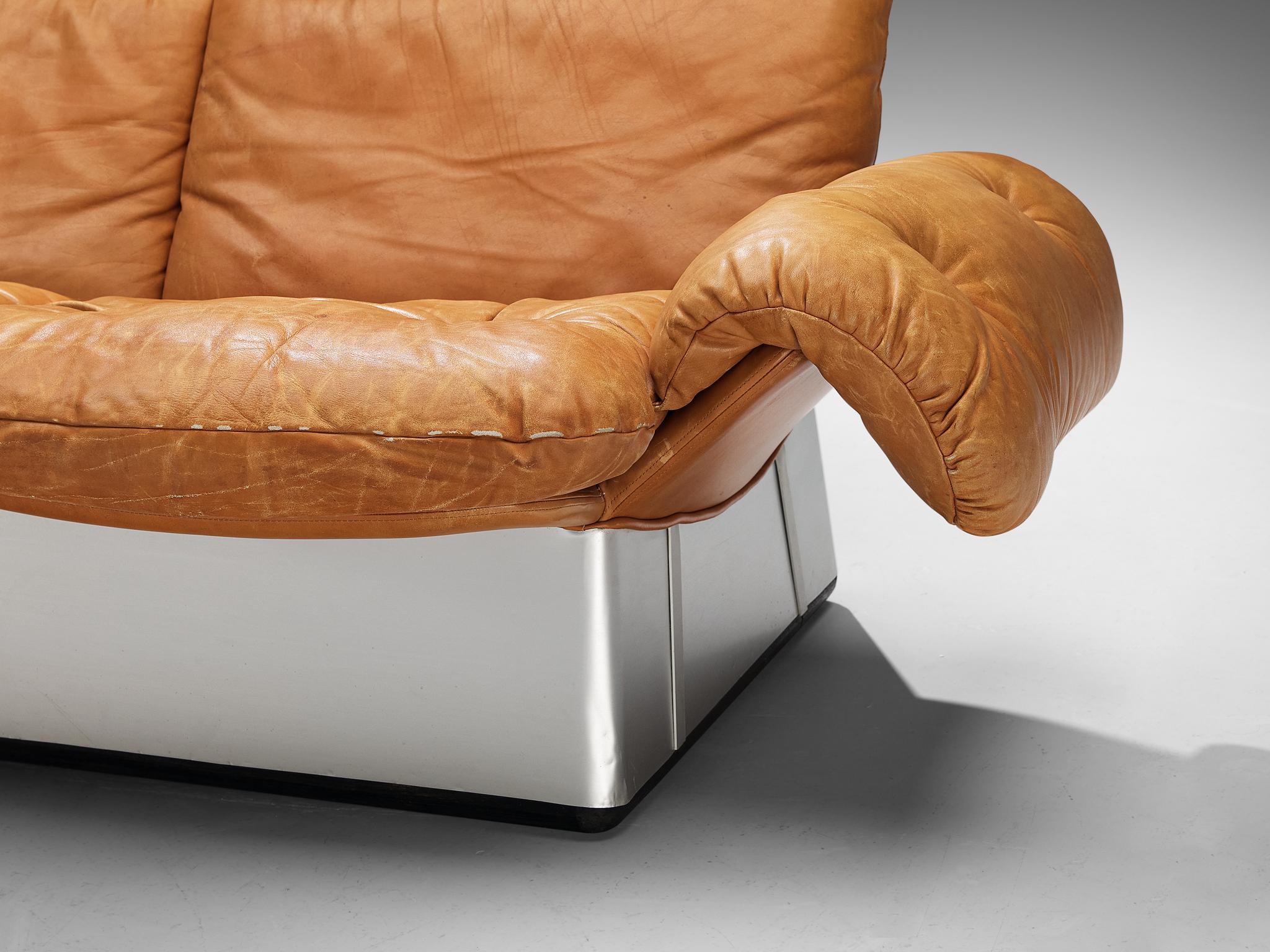 Italienisches Sofa aus cognacfarbenem Leder und Aluminium  im Angebot 1