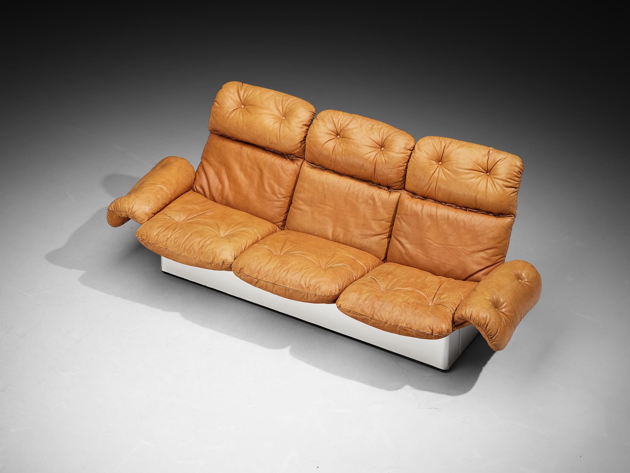 Fin du 20e siècle Italian Sofa in Cognac Leather and Aluminum en vente