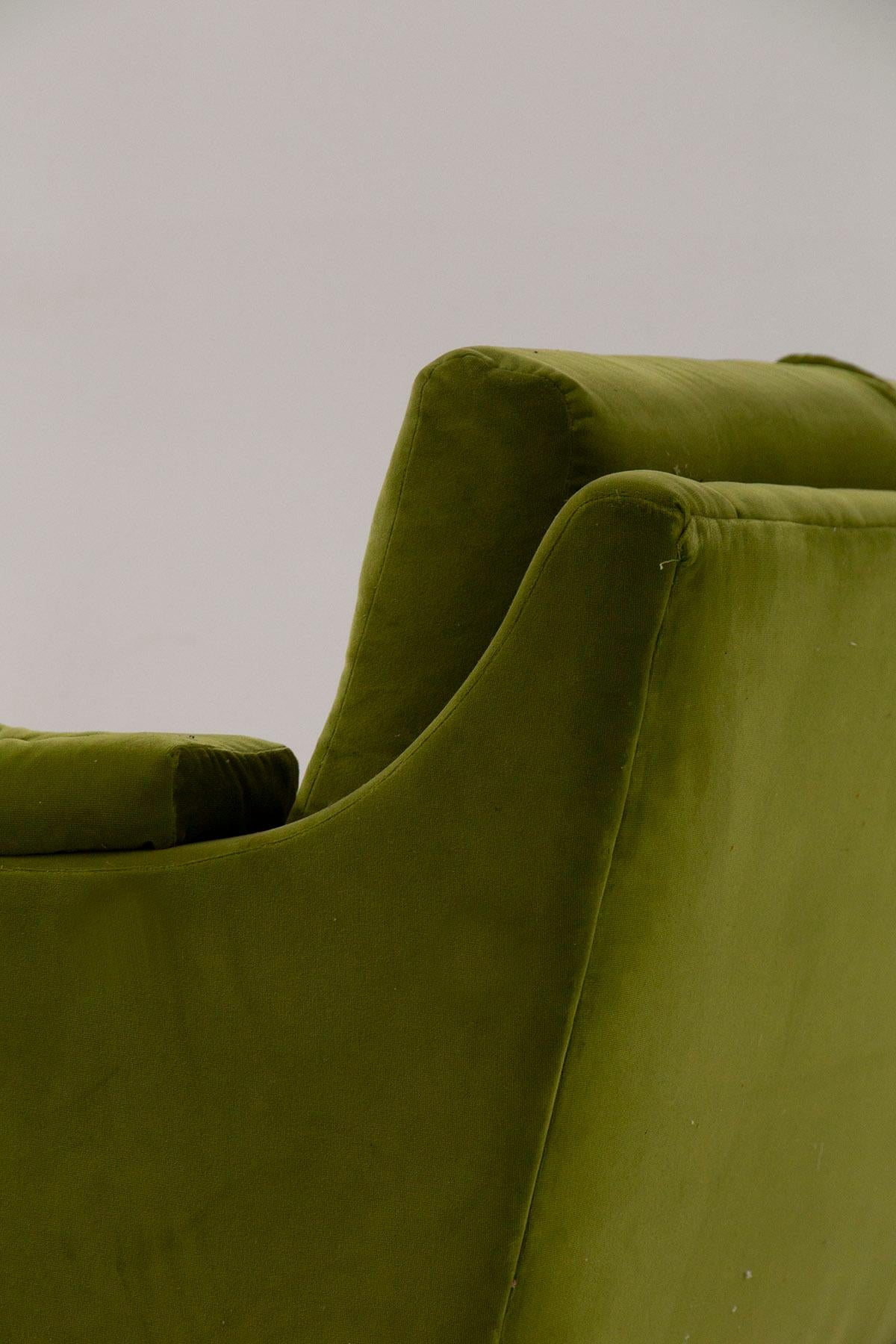 Italienisches Sofa aus grünem Samt und Holz im Angebot 3