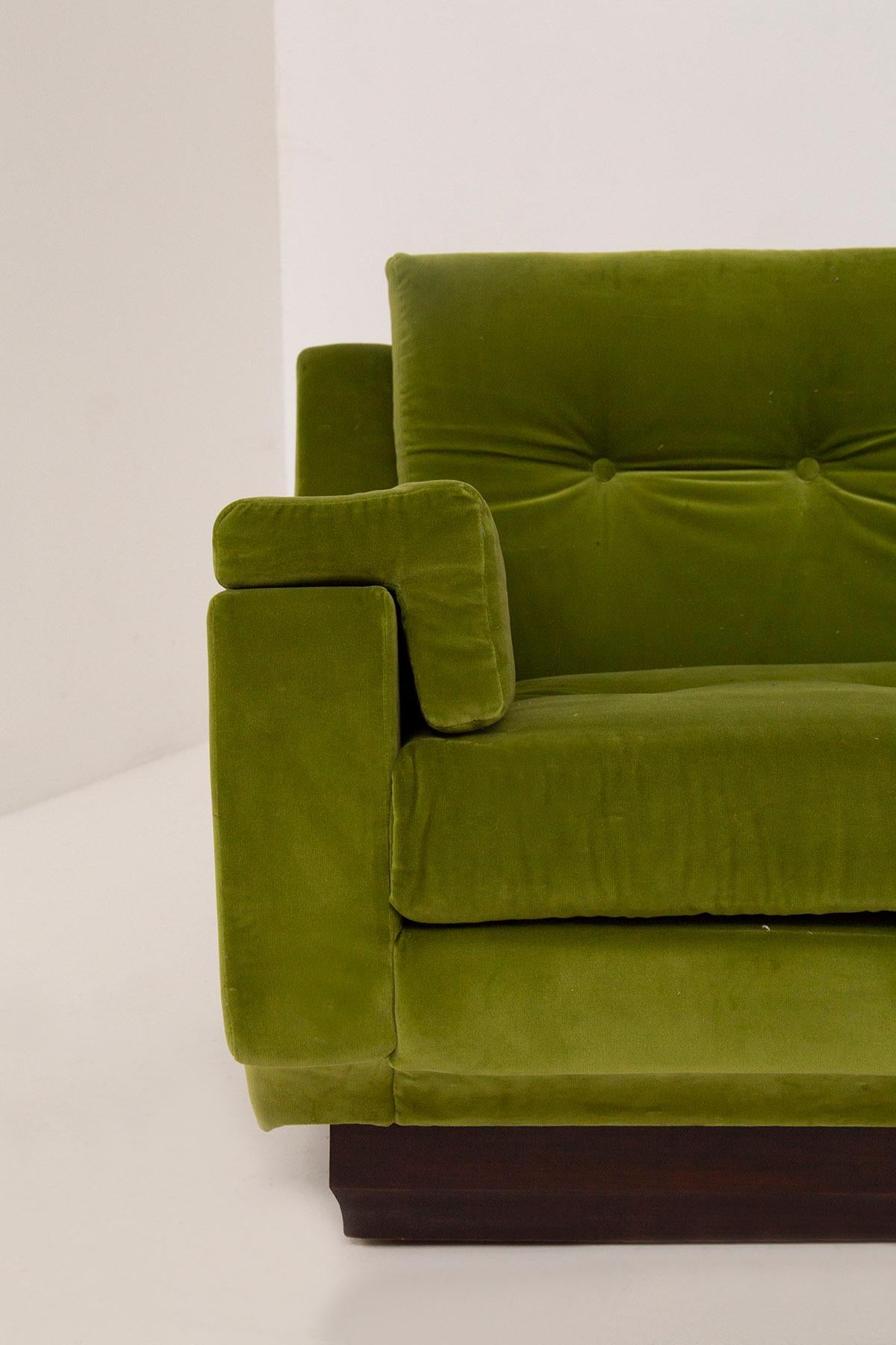 Italienisches Sofa aus grünem Samt und Holz im Angebot 4