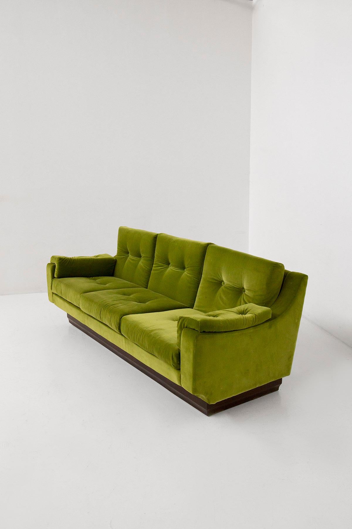 Let's immerse ourselves in the enchanted atmospheres of the 1950s, a golden era for Italian design, through our magnificent green velvet sofa. This piece is much more than a mere furnishing; it is an artwork that captures the very essence of Italian