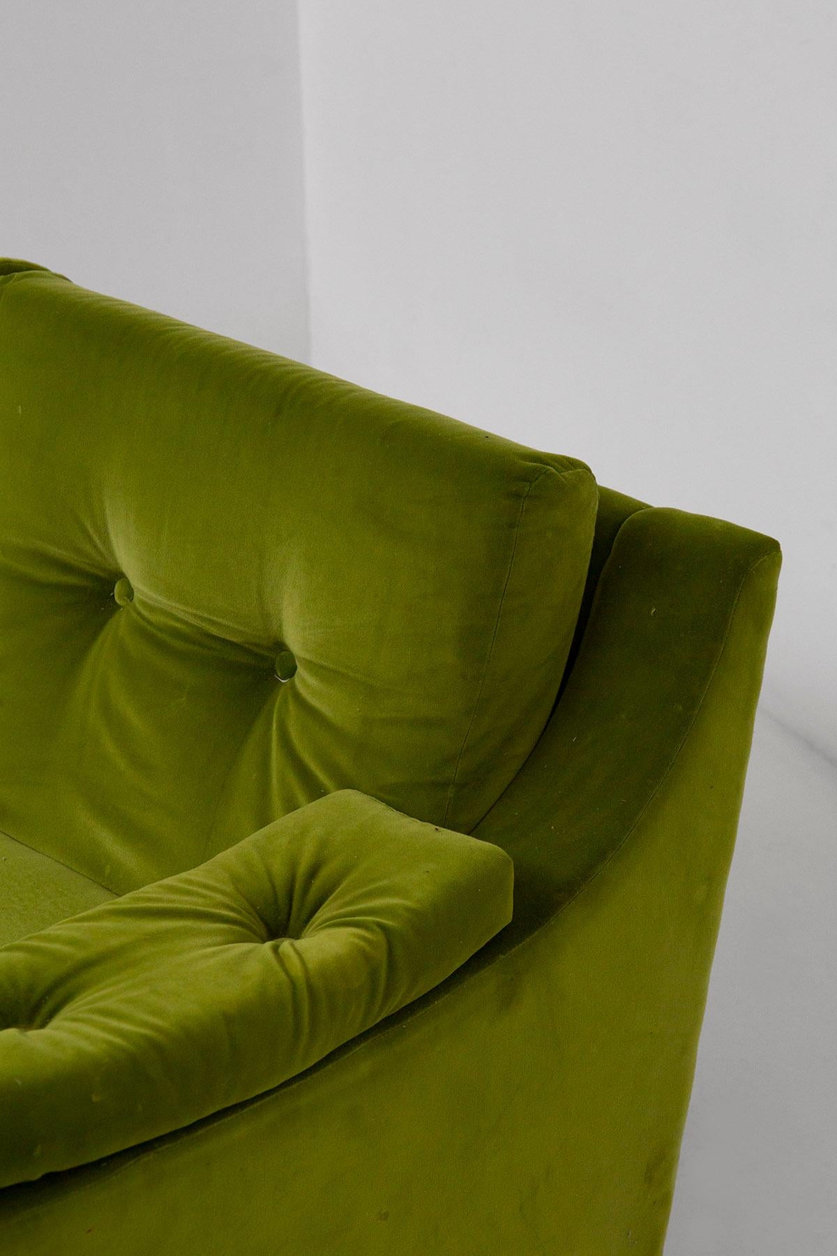 Italian Sofa in Green Velvet and Wood In Good Condition For Sale In Milano, IT