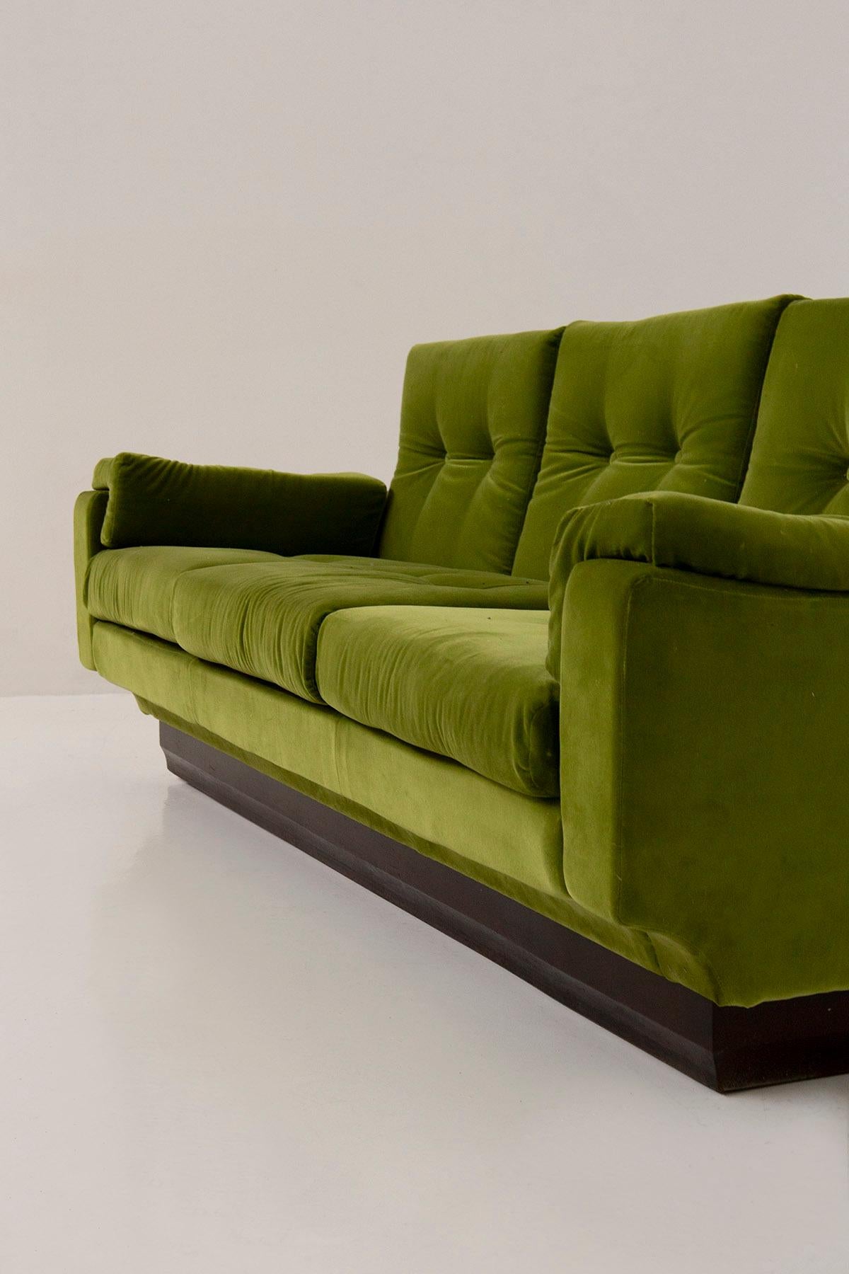 Italienisches Sofa aus grünem Samt und Holz (Italian) im Angebot