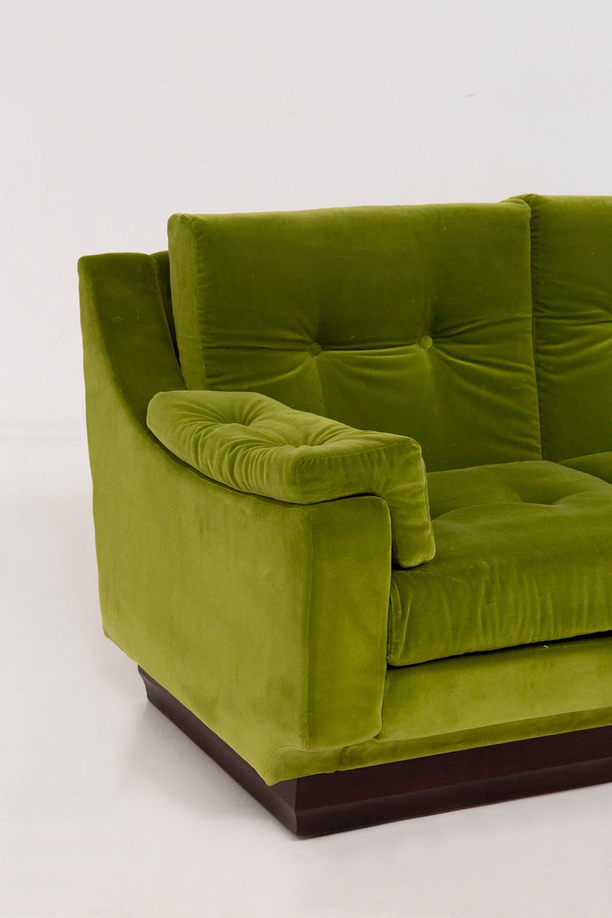 Italian Sofa in Green Velvet and Wood For Sale 1