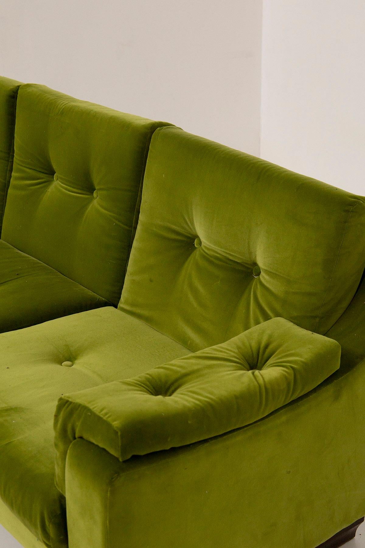Italian Sofa in Green Velvet and Wood For Sale 2