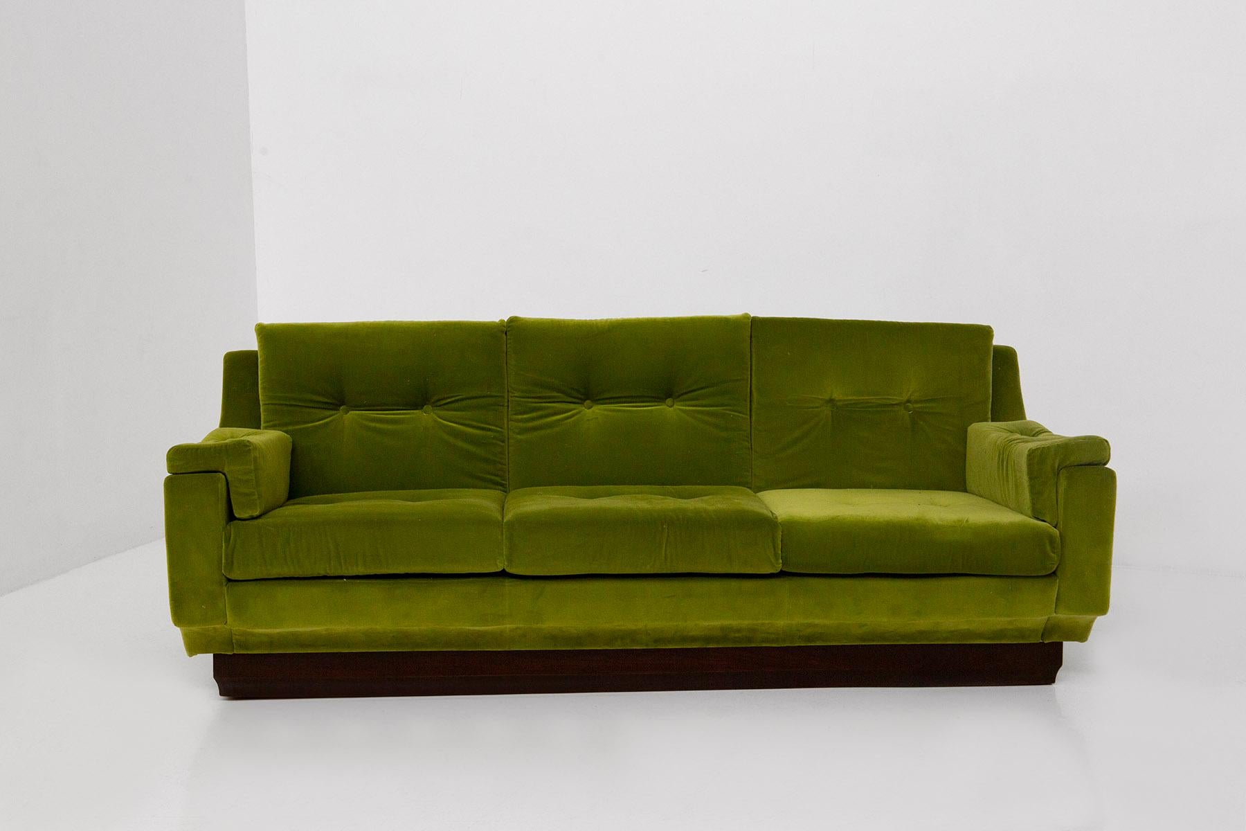 Italienisches Sofa aus grünem Samt und Holz im Angebot 1