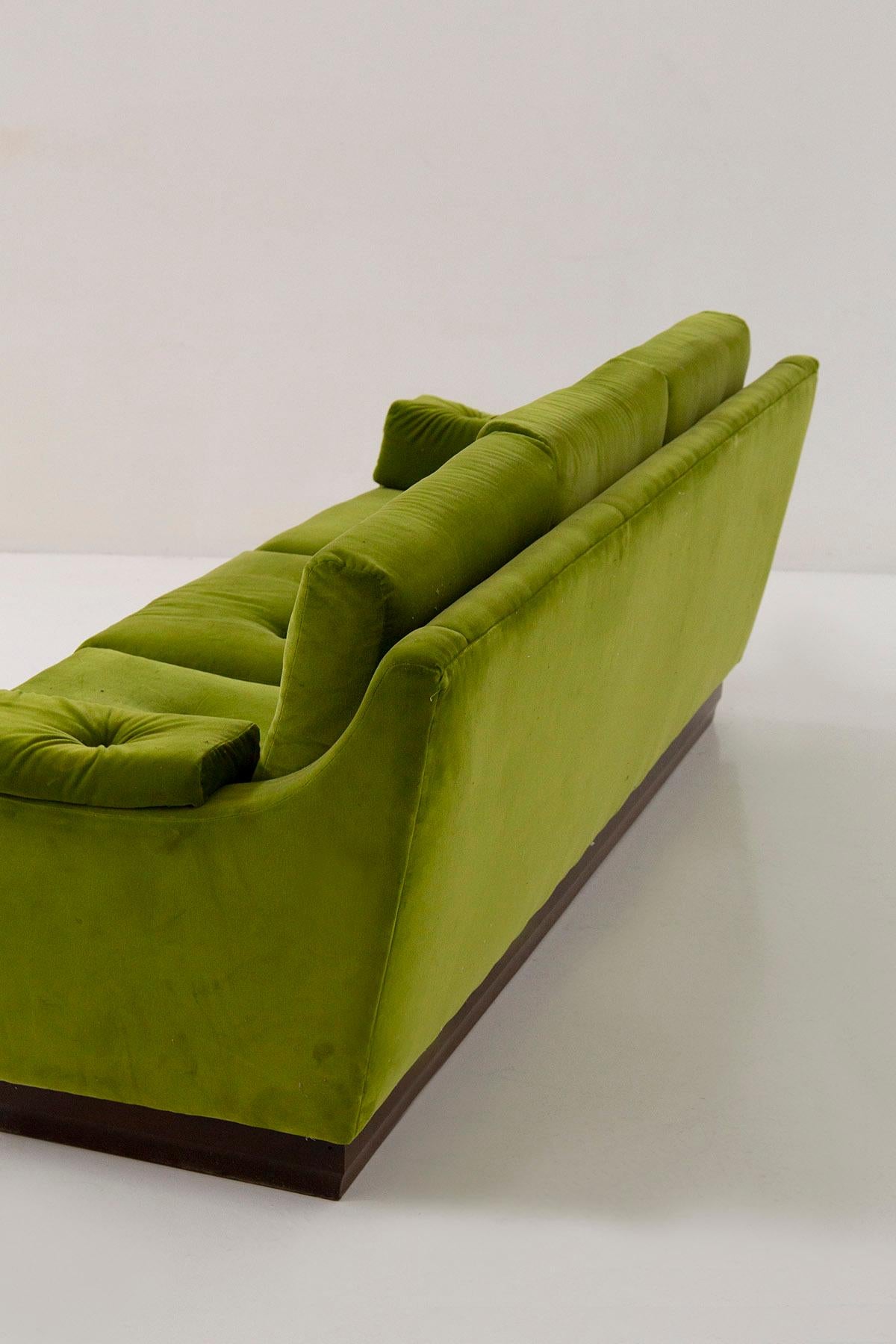 Italienisches Sofa aus grünem Samt und Holz im Angebot 2