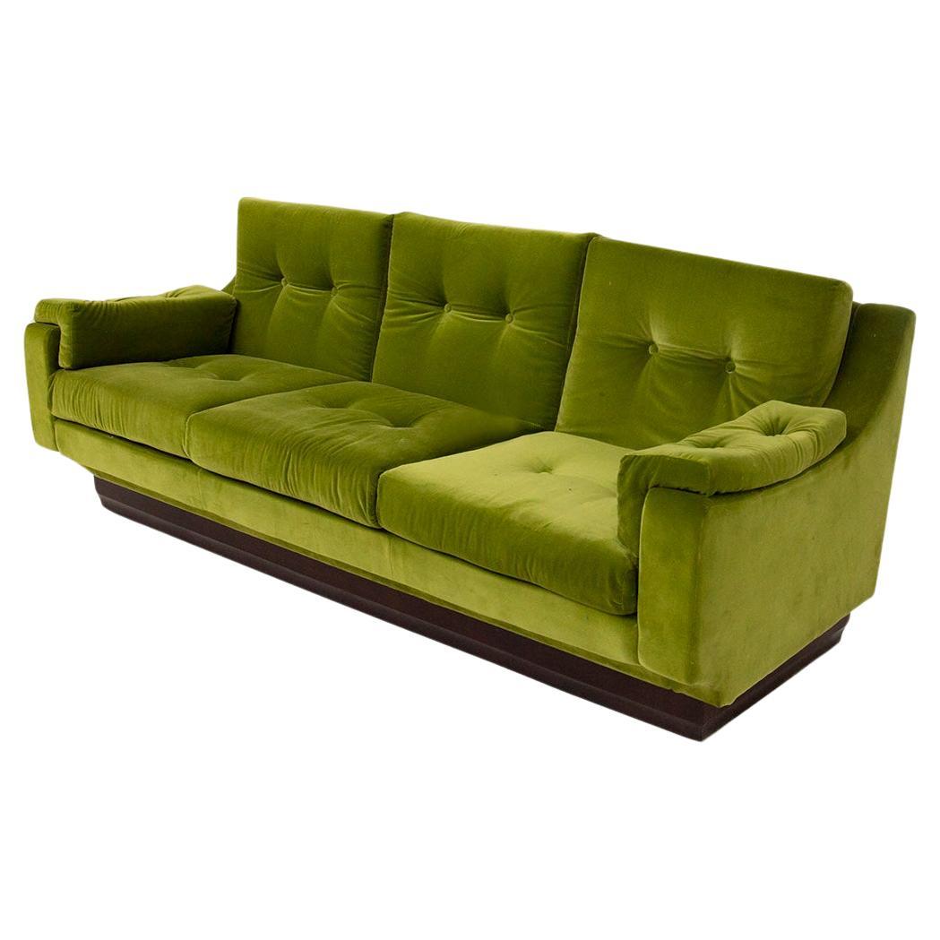 Italienisches Sofa aus grünem Samt und Holz im Angebot