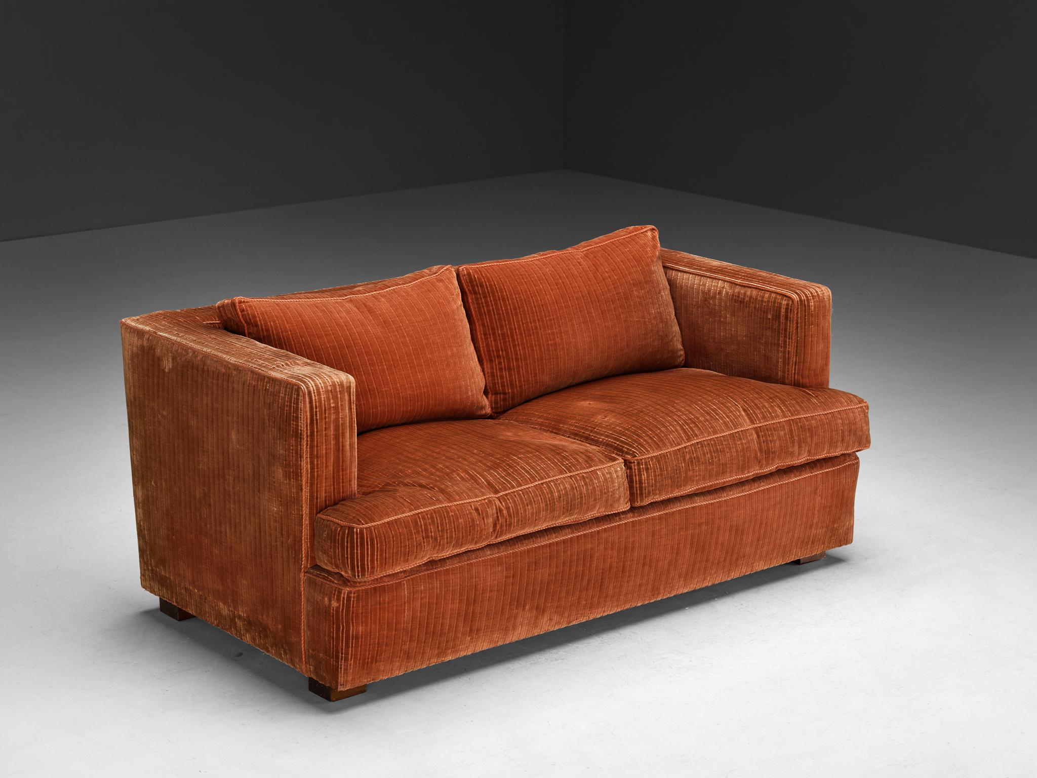 Sofa, Kordsamt, Holz, Italien, 1970er Jahre

Dieses zierliche Sofa hat eine gemütliche und voluminöse Ausstrahlung. Die Sitzmöbel sind mit einem dunkelorangen bis pfirsichfarbenen Samt bezogen. Die strukturierte Oberfläche des Stoffes, die aus