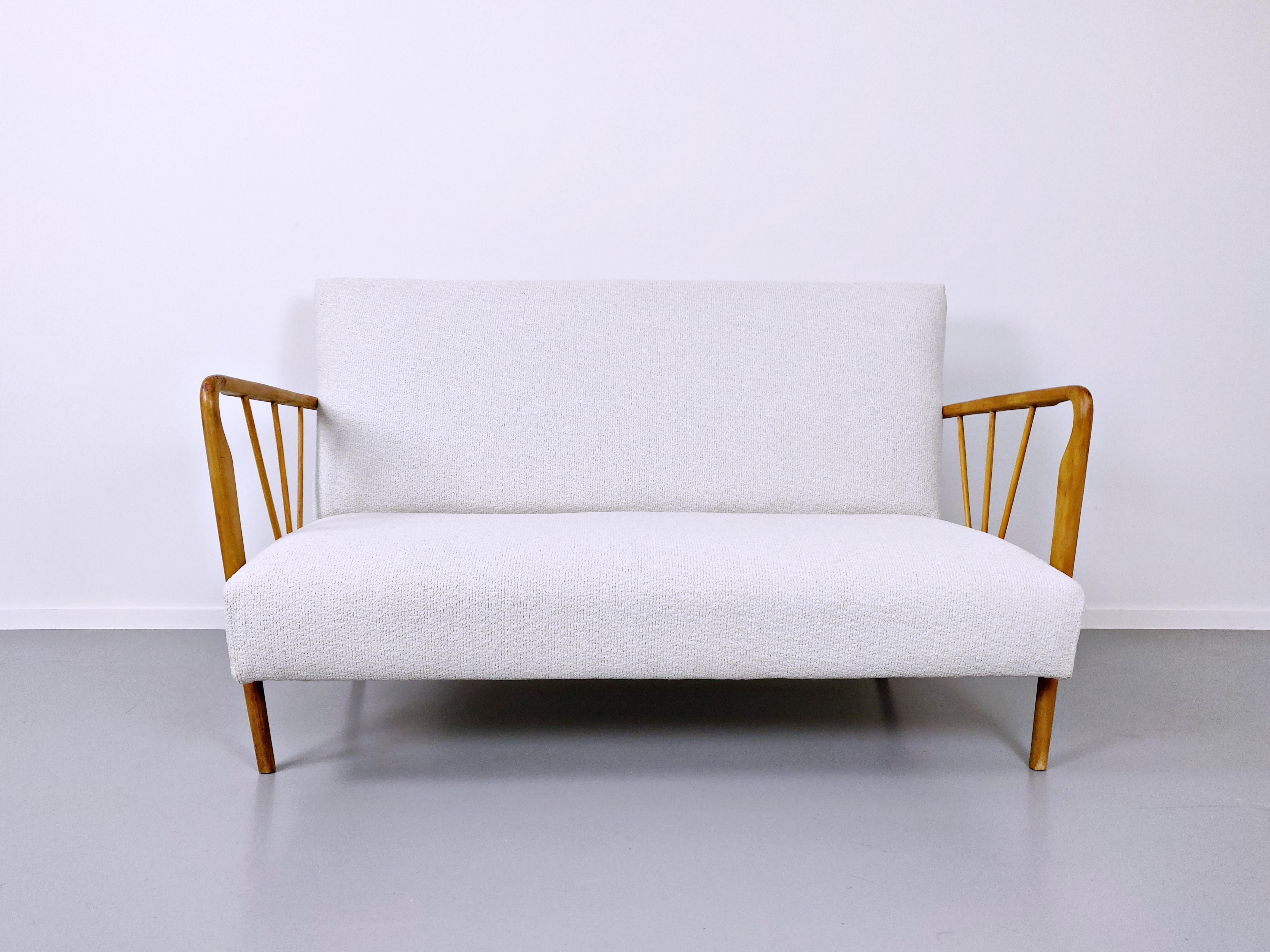 Canapé italien moderne du milieu du siècle dans le style de Paolo Buffa, tissu blanc 