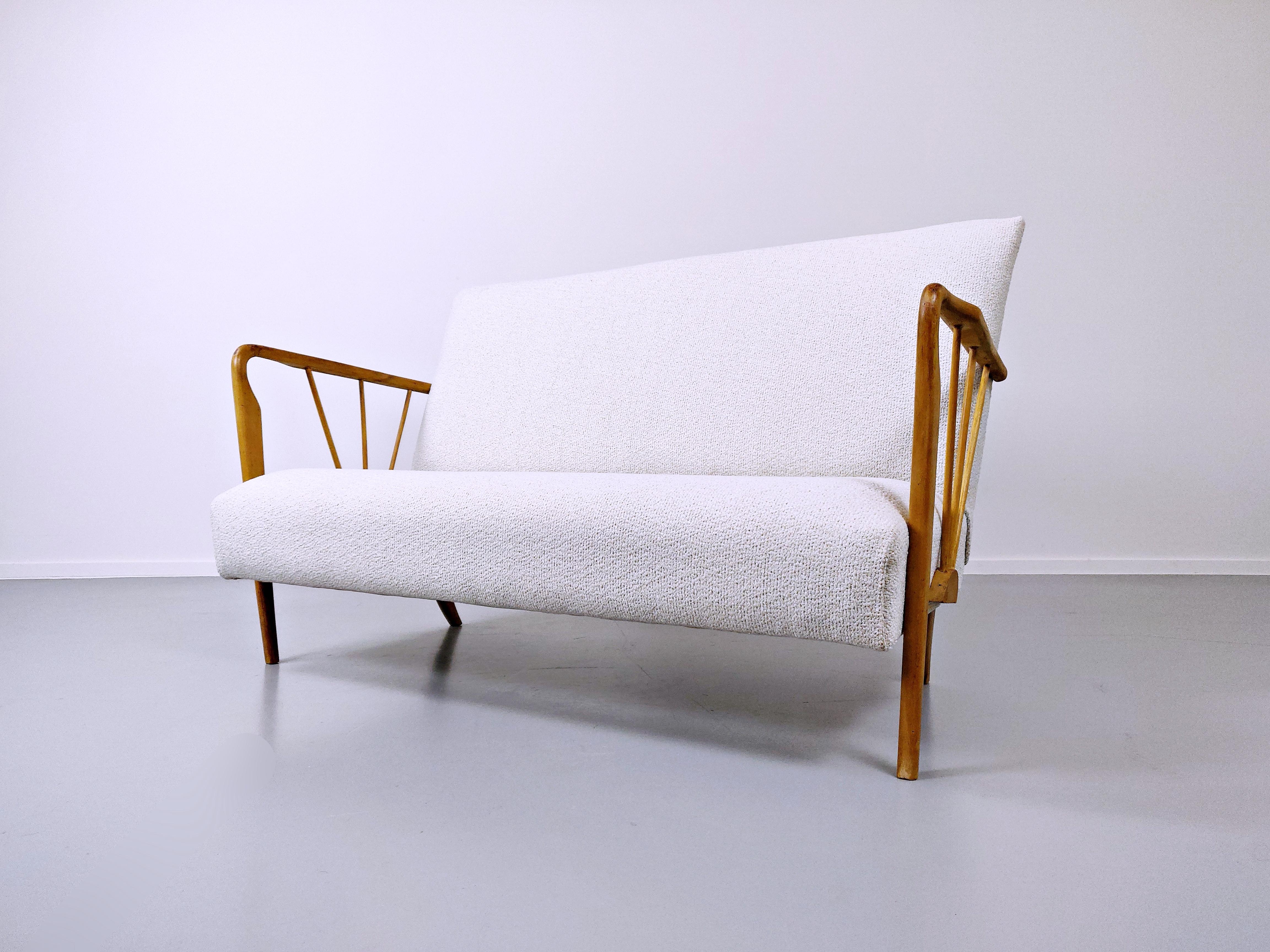 Italienisches Mid-Century-Modern-Sofa im Stil von Paolo Buffa, weißer Stoff  (Mitte des 20. Jahrhunderts) im Angebot