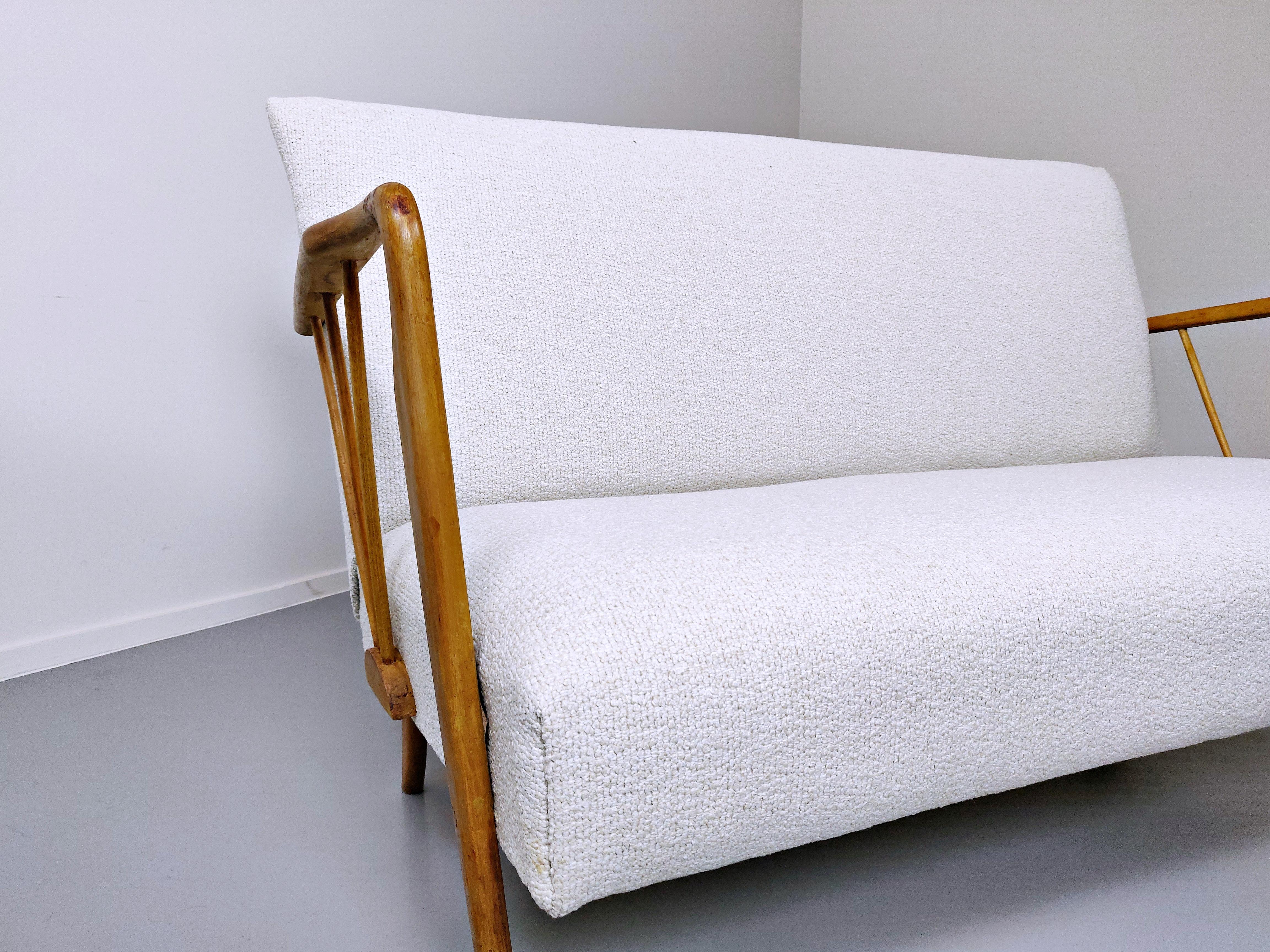 Italienisches Mid-Century-Modern-Sofa im Stil von Paolo Buffa, weißer Stoff  (Holz) im Angebot