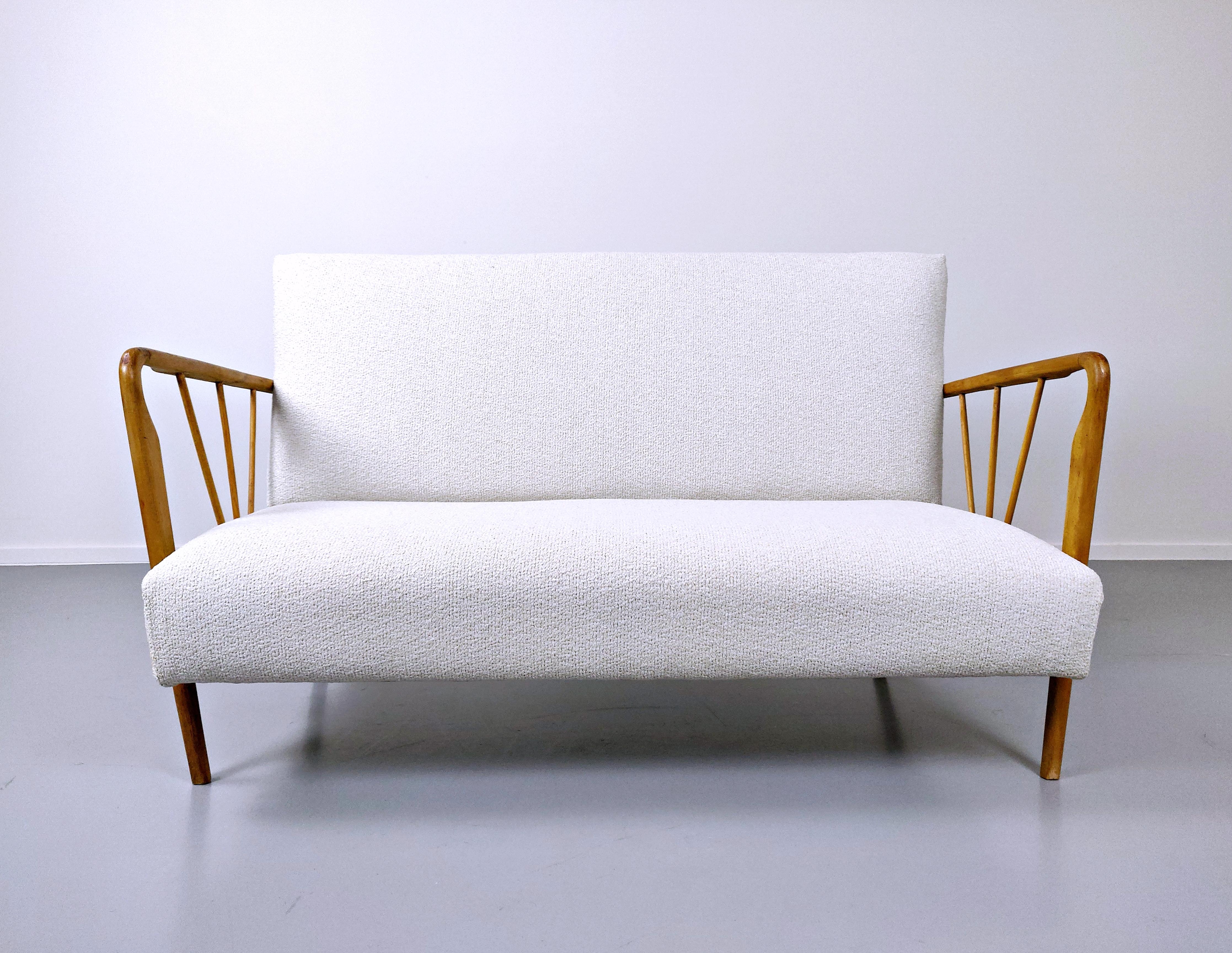 Canapé italien moderne du milieu du siècle dernier dans le style de Paolo Buffa, tissu blanc  en vente 1