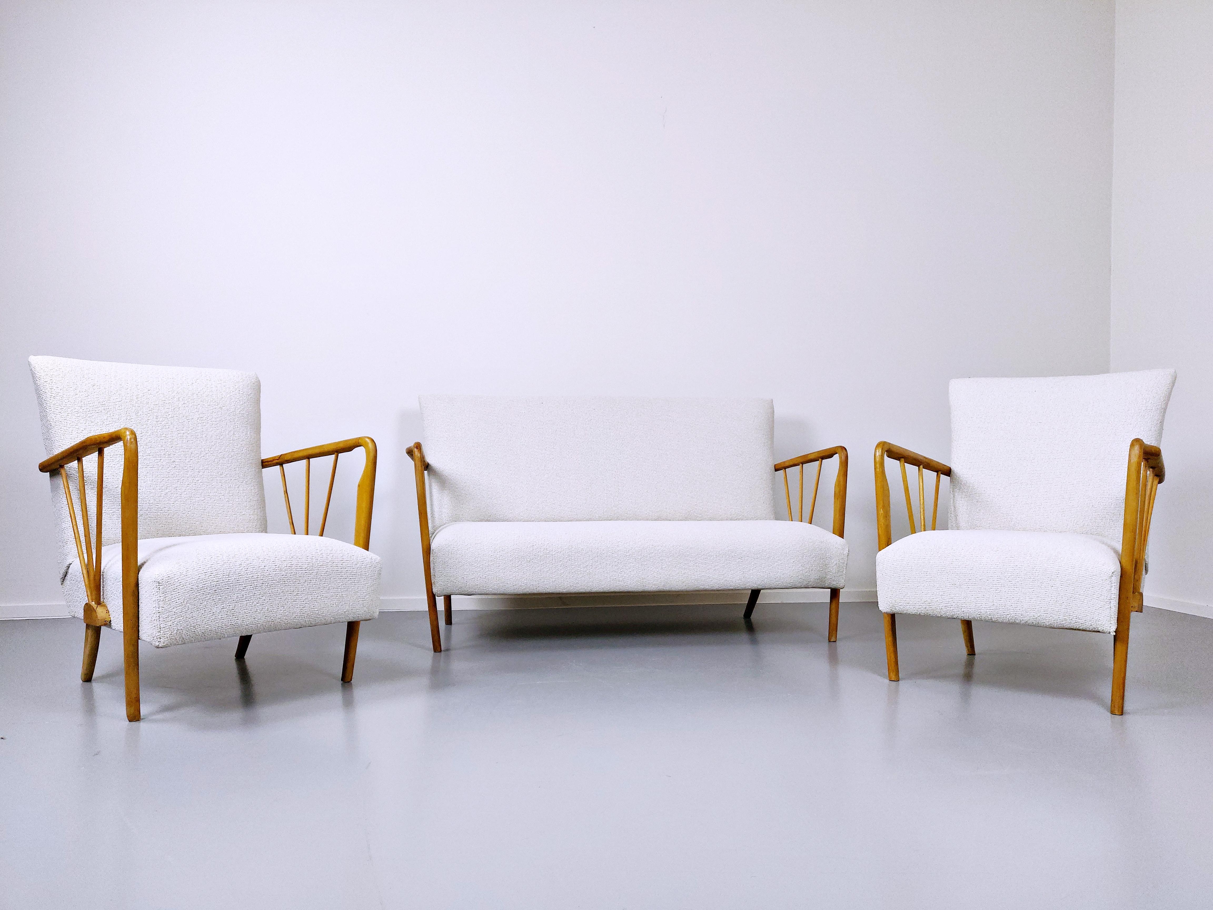 Canapé italien moderne du milieu du siècle dernier dans le style de Paolo Buffa, tissu blanc  en vente 2