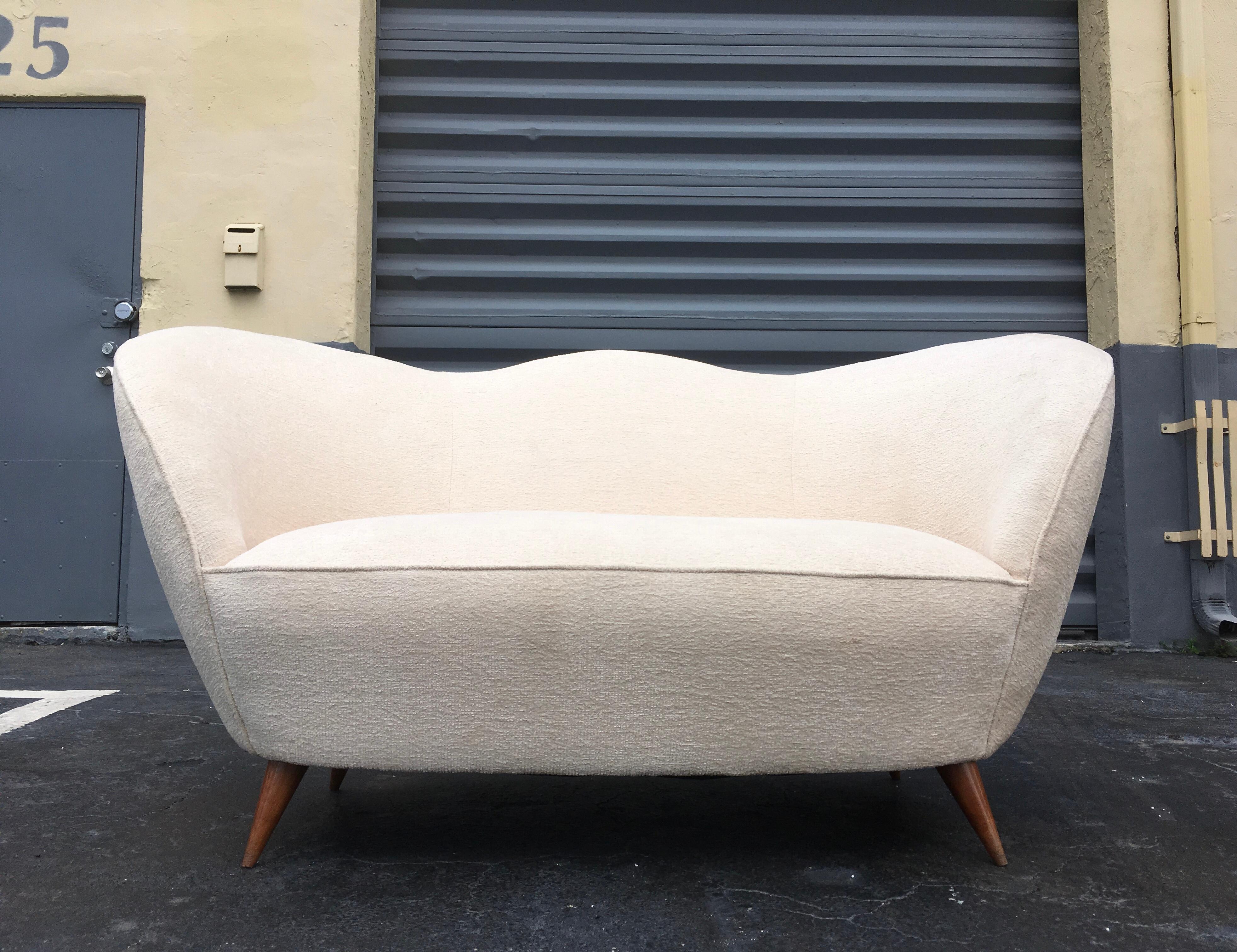 Italienisches italienisches Sofa im Stil von Gio Ponti, 1950er Jahre (Moderne der Mitte des Jahrhunderts) im Angebot