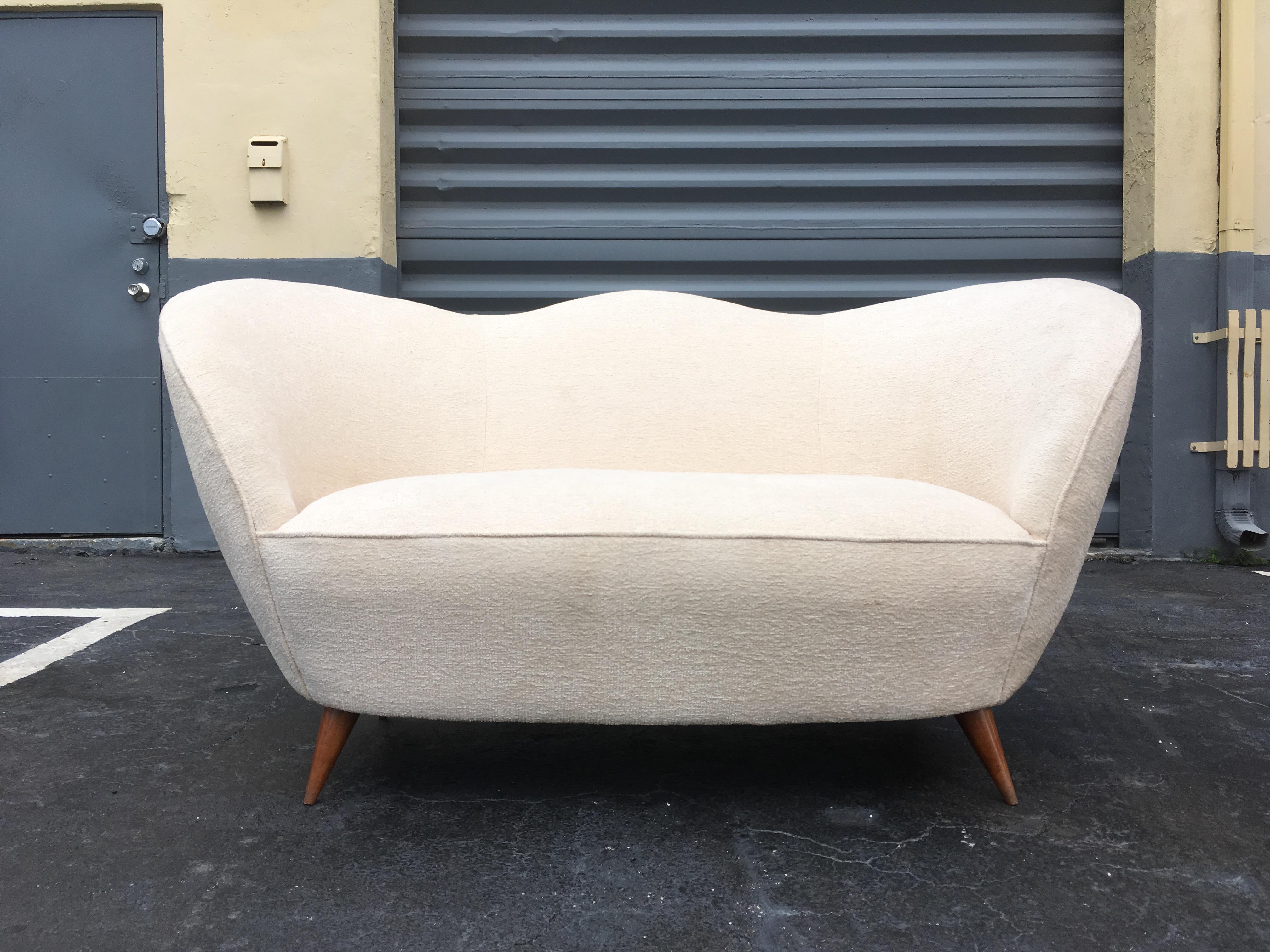 Italienisches italienisches Sofa im Stil von Gio Ponti, 1950er Jahre (Mitte des 20. Jahrhunderts) im Angebot