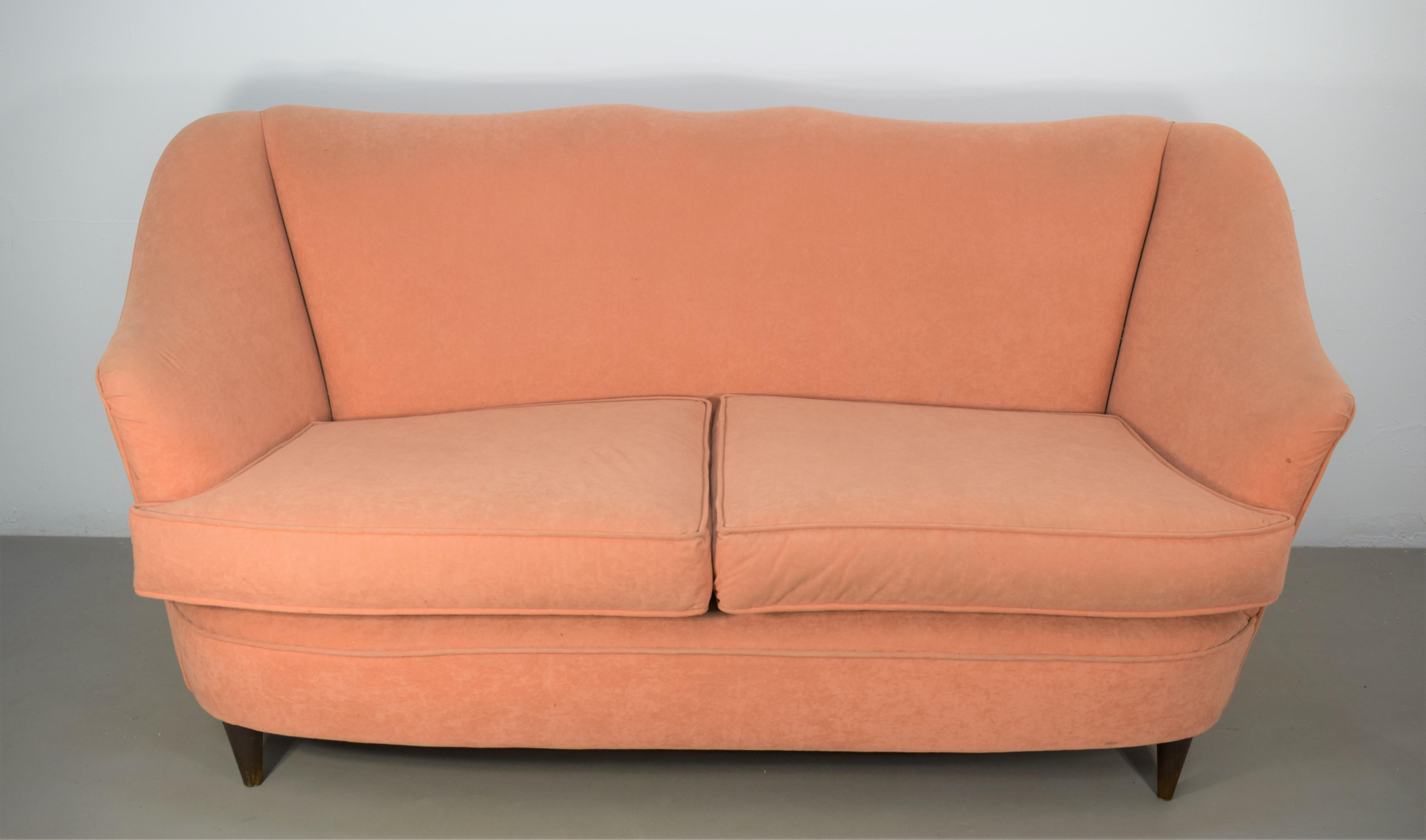 Italian sofa in the style of Gio Ponti for Casa e Giardino, 1950s.

Dimensions: H= 82 cm; W= 160 cm; D= 65 cm; H seat= 45 cm.