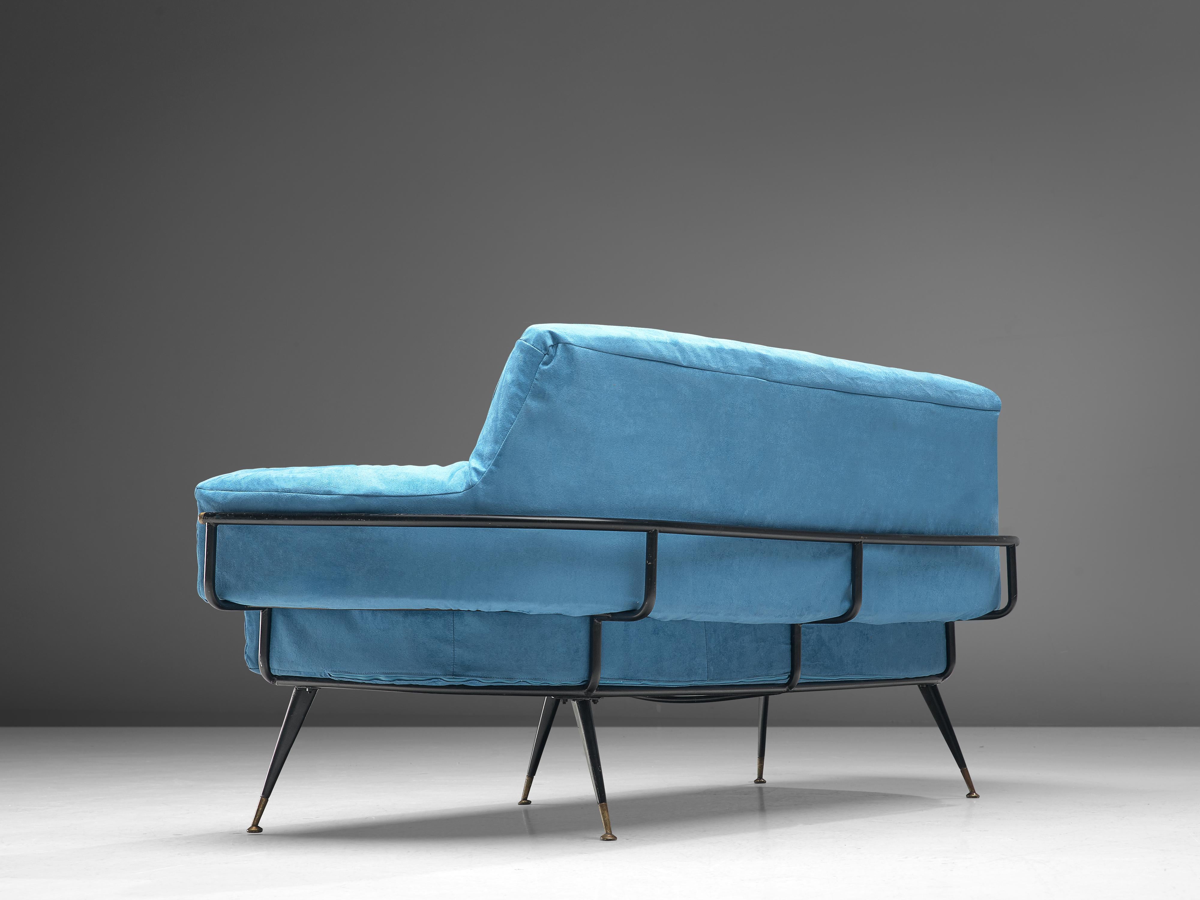 Sofa, blue velvet, metal and brass, Italy, 1950s

Elegant sofa with voluptuous armrests. These wide armrests are balanced out by the slender and delicate metal legs that have a beautiful detail of brass at the feet. These five tapered dainty legs in