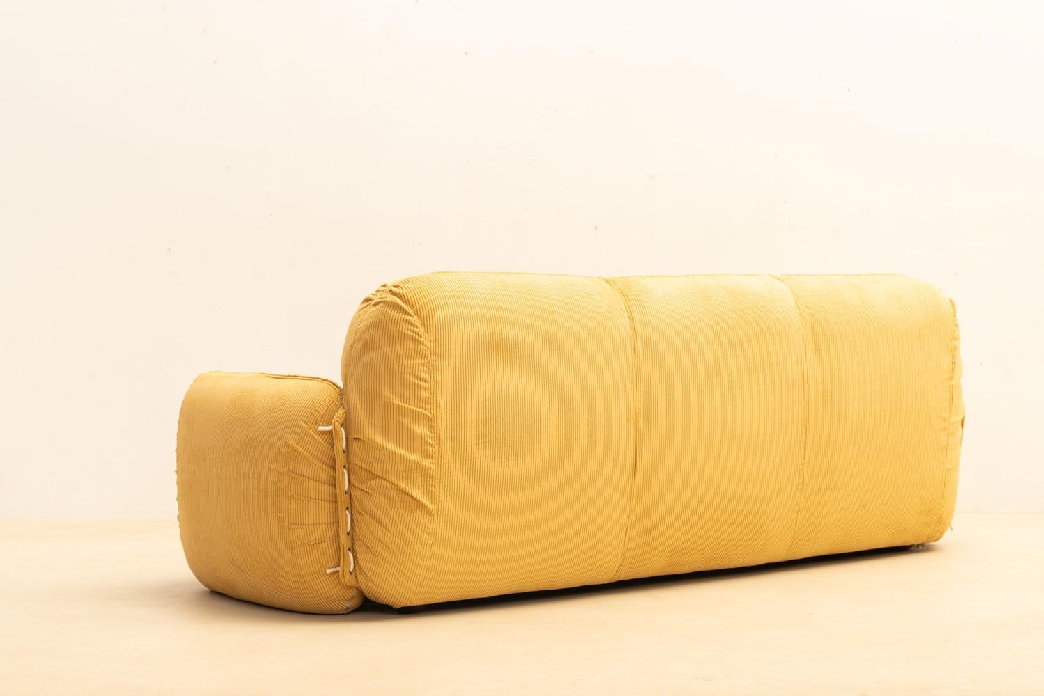 Italienisches Sofa aus gelbem Samt, 1970er-Jahre im Angebot 5