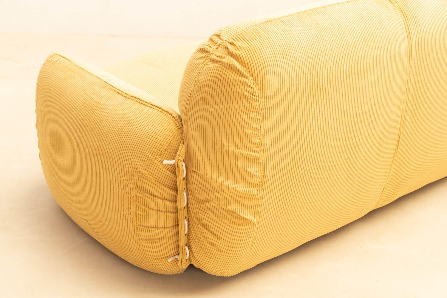 Italienisches Sofa aus gelbem Samt, 1970er-Jahre im Angebot 6