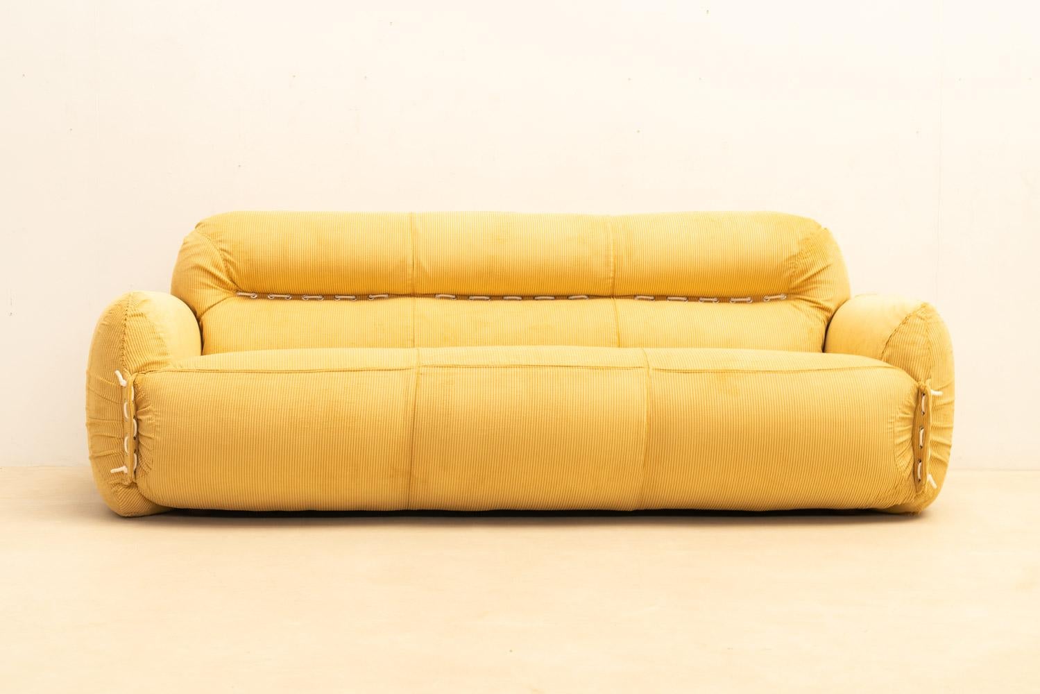 Italienisches Sofa aus gelbem Samt, 1970er-Jahre im Angebot 7