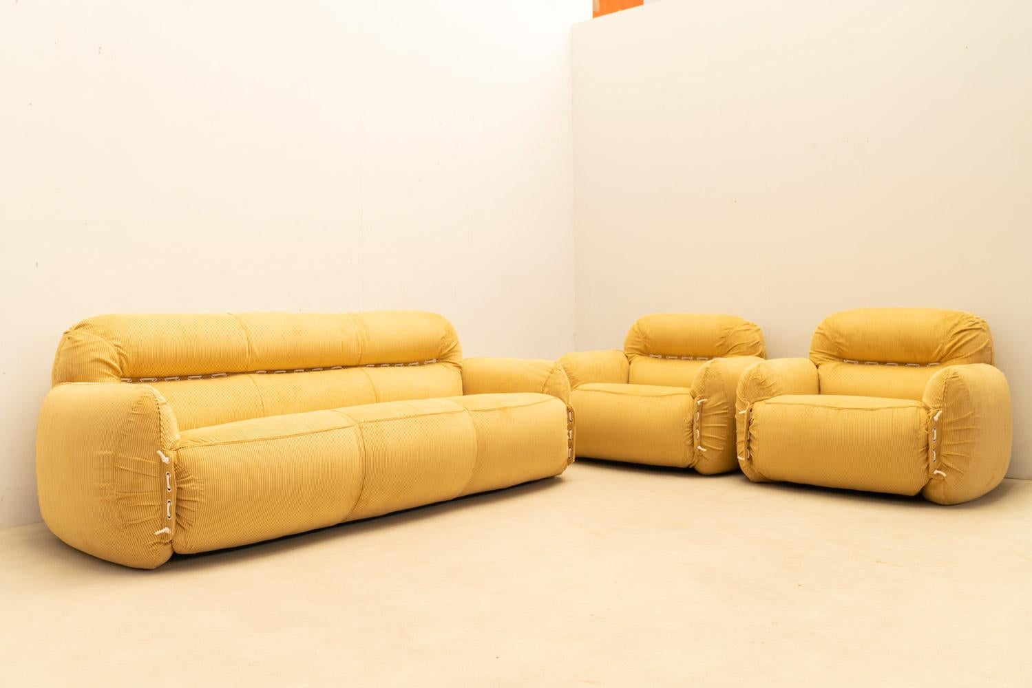 Italienisches Sofa aus gelbem Samt, 1970er-Jahre im Angebot 10