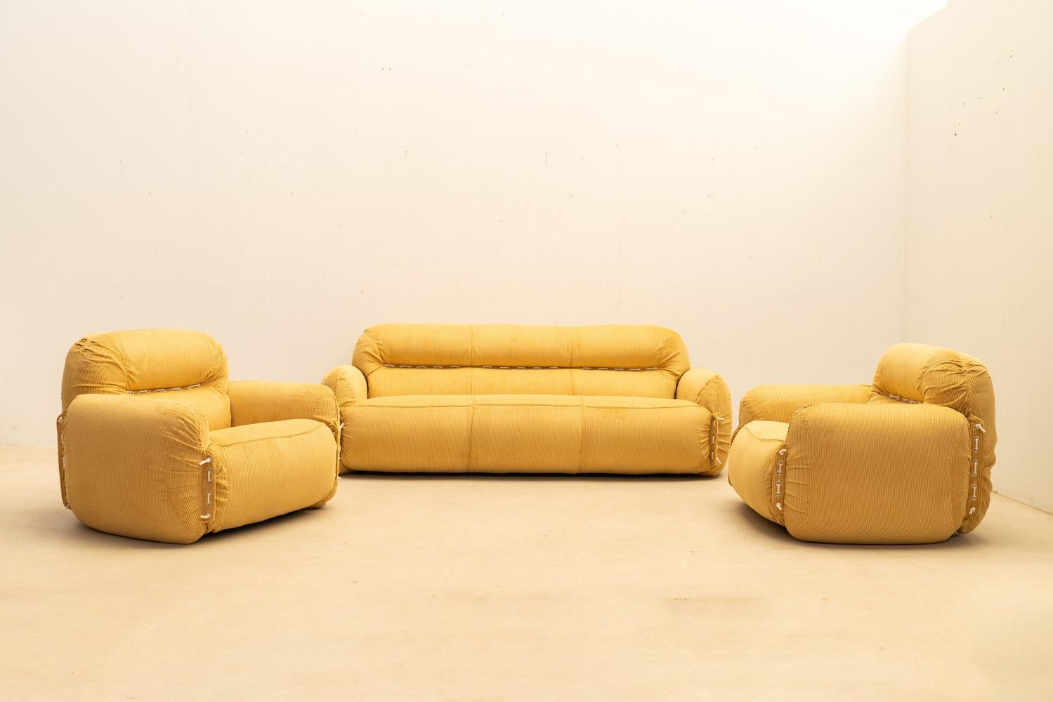 Italienisches Sofa aus gelbem Samt, 1970er-Jahre im Zustand „Gut“ im Angebot in Brussels, BE