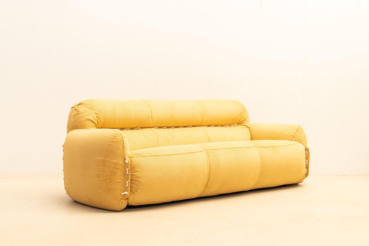 Late 20th Century Italian sofa in yellow velvet, 1970s For Sale