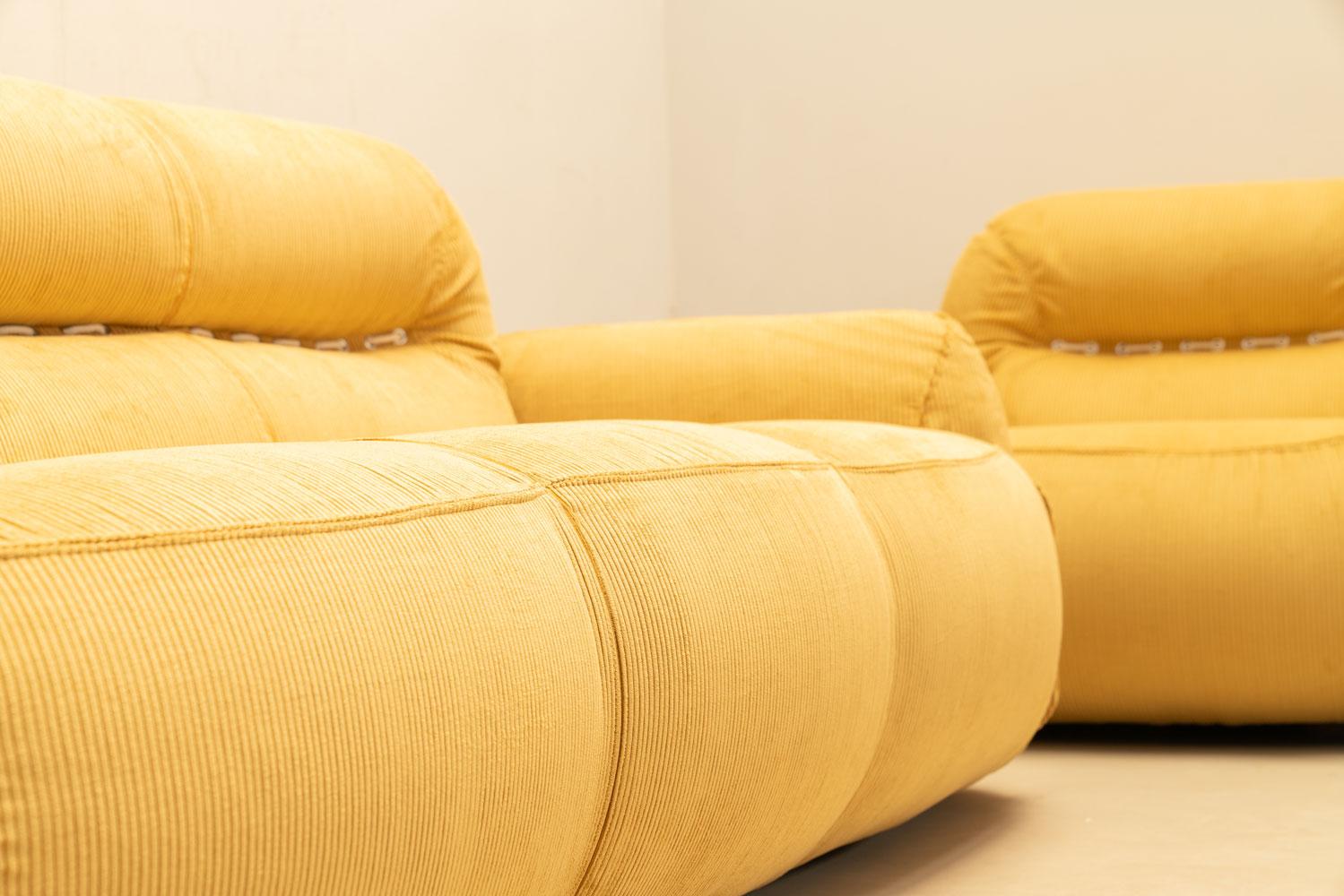 Italienisches Sofa aus gelbem Samt, 1970er-Jahre im Angebot 2