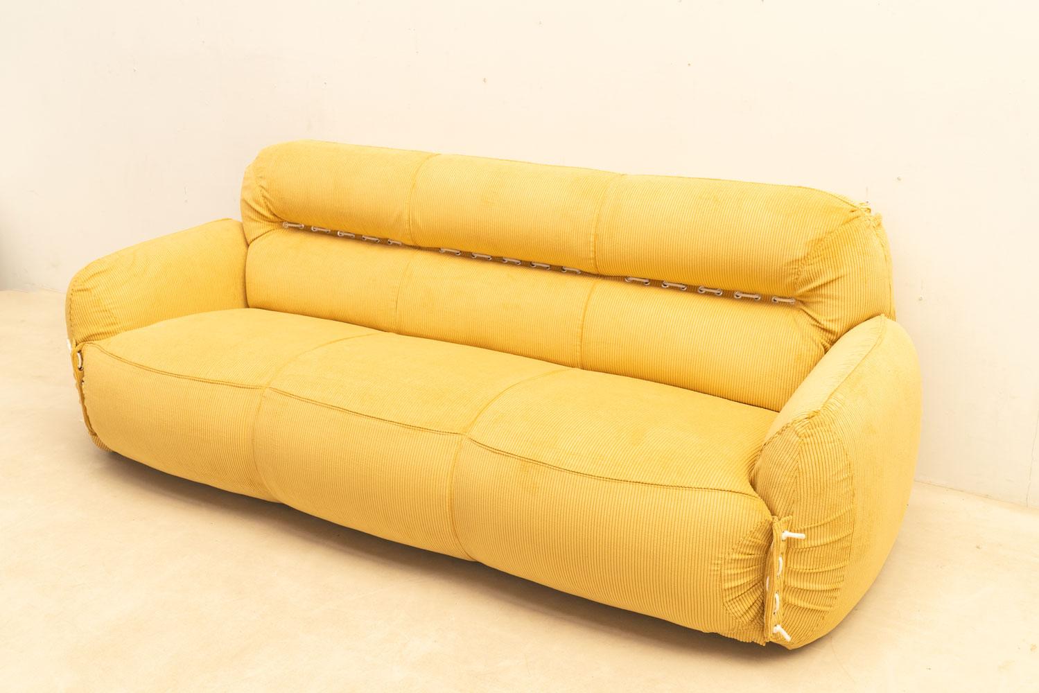 Italienisches Sofa aus gelbem Samt, 1970er-Jahre im Angebot 4