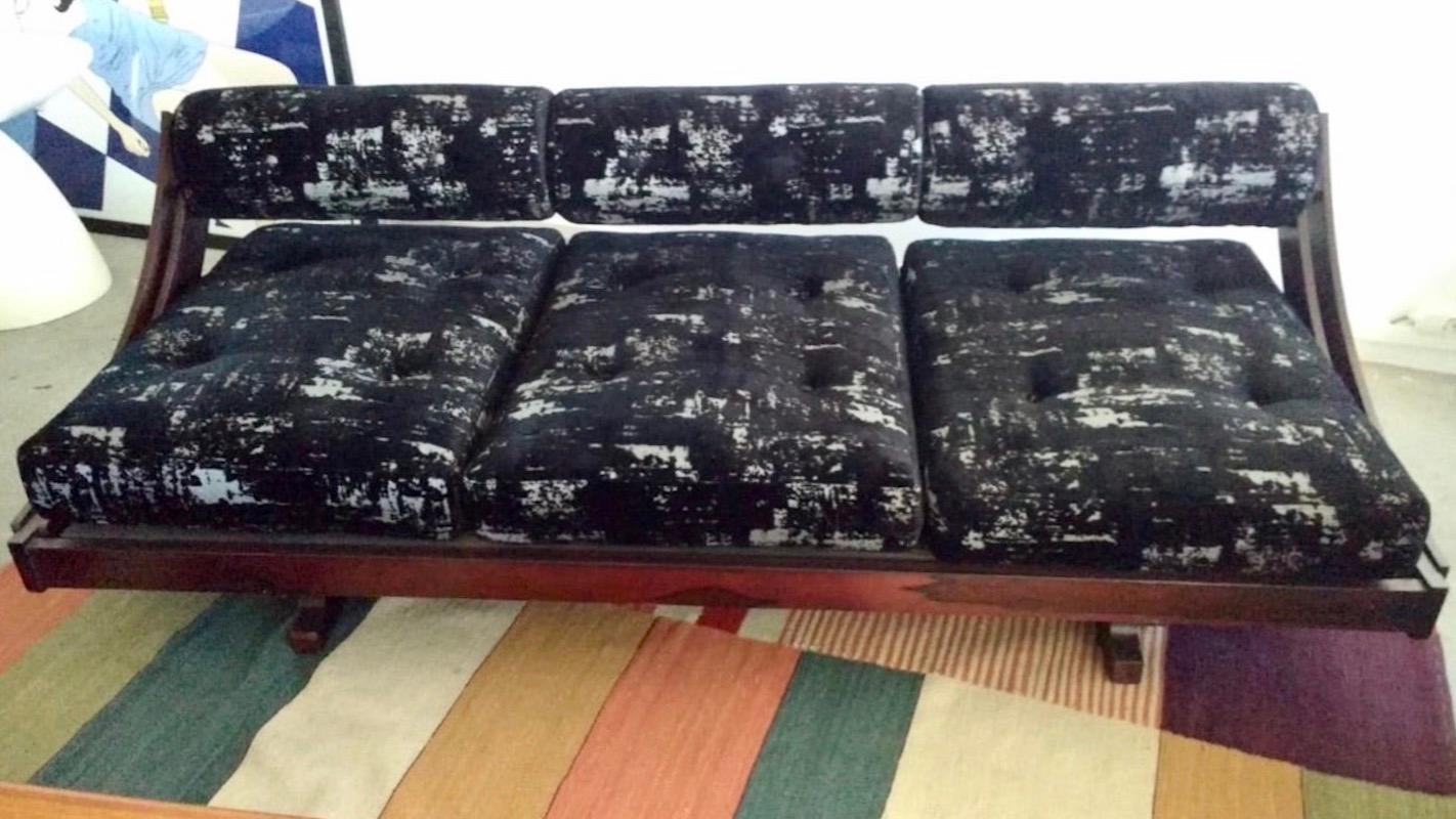 Italienisches Sofa Modell GS-195 von Gianni Songia für Sormani (Moderne der Mitte des Jahrhunderts) im Angebot