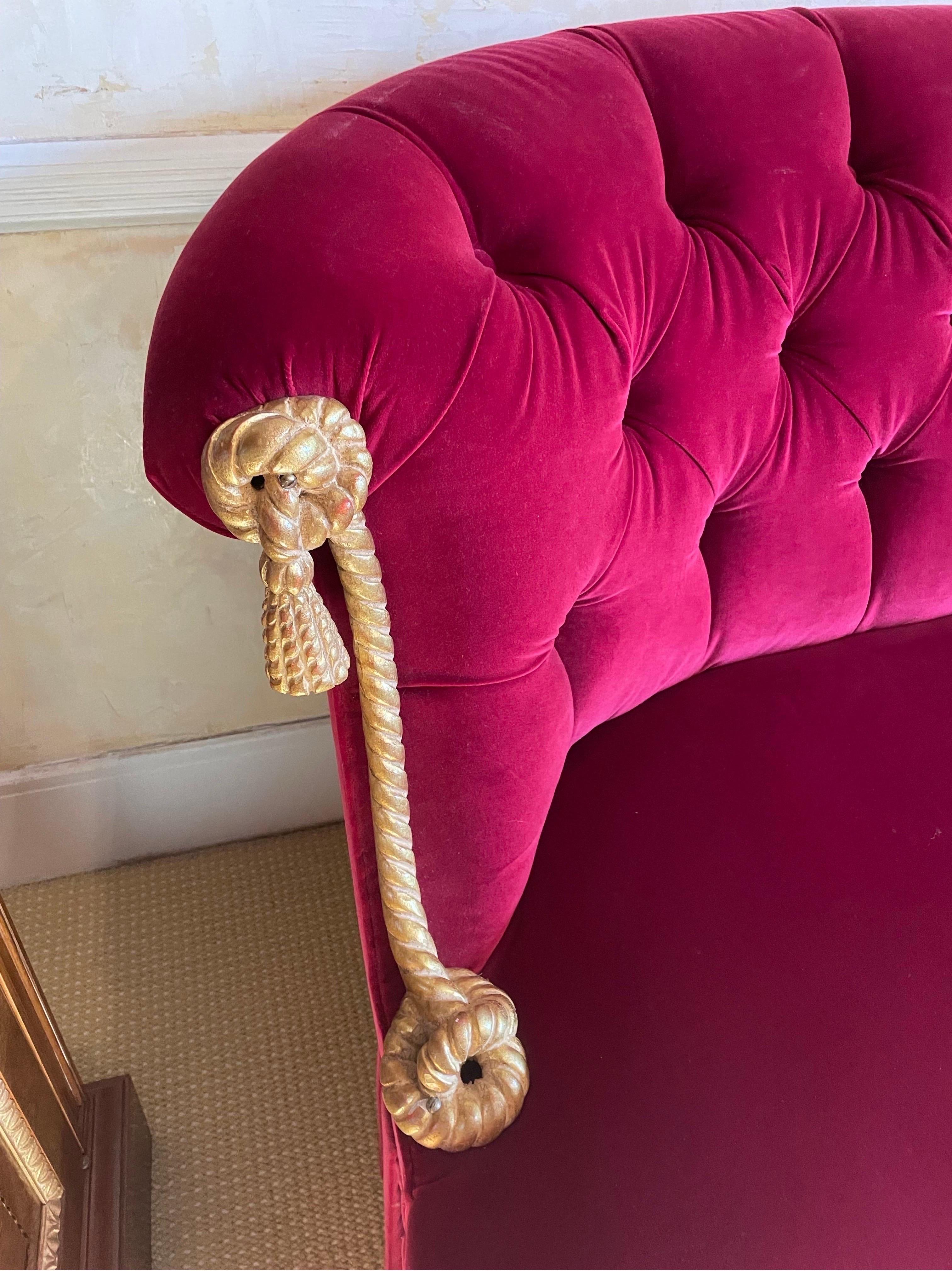 Italienisches Sofa aus rotem Samt  im Zustand „Hervorragend“ im Angebot in Long Island, NY