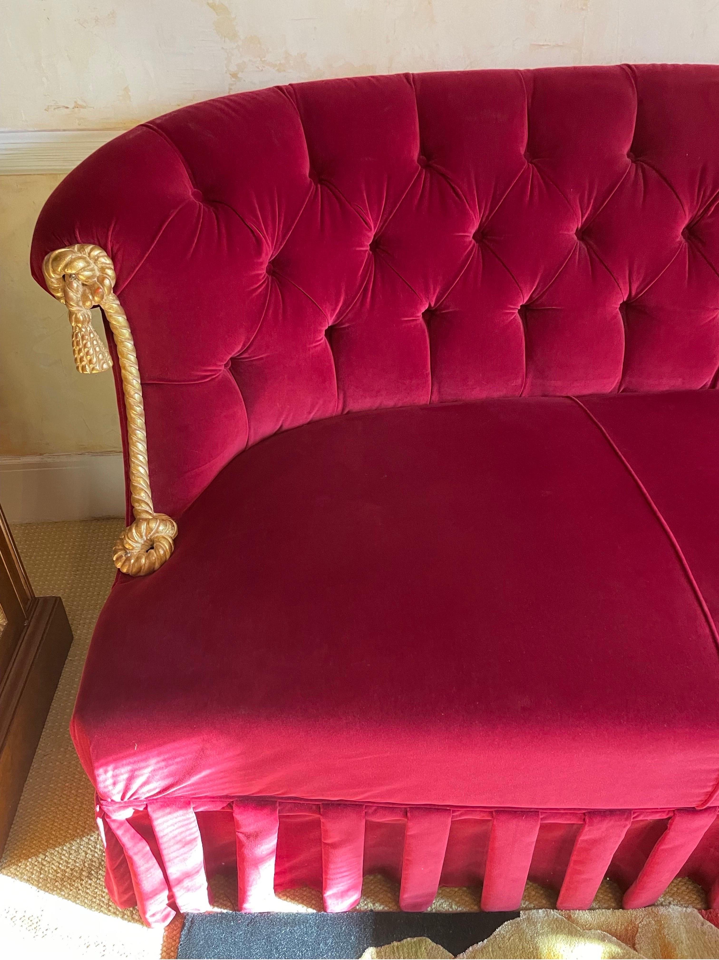 Italienisches Sofa aus rotem Samt  (21. Jahrhundert und zeitgenössisch) im Angebot