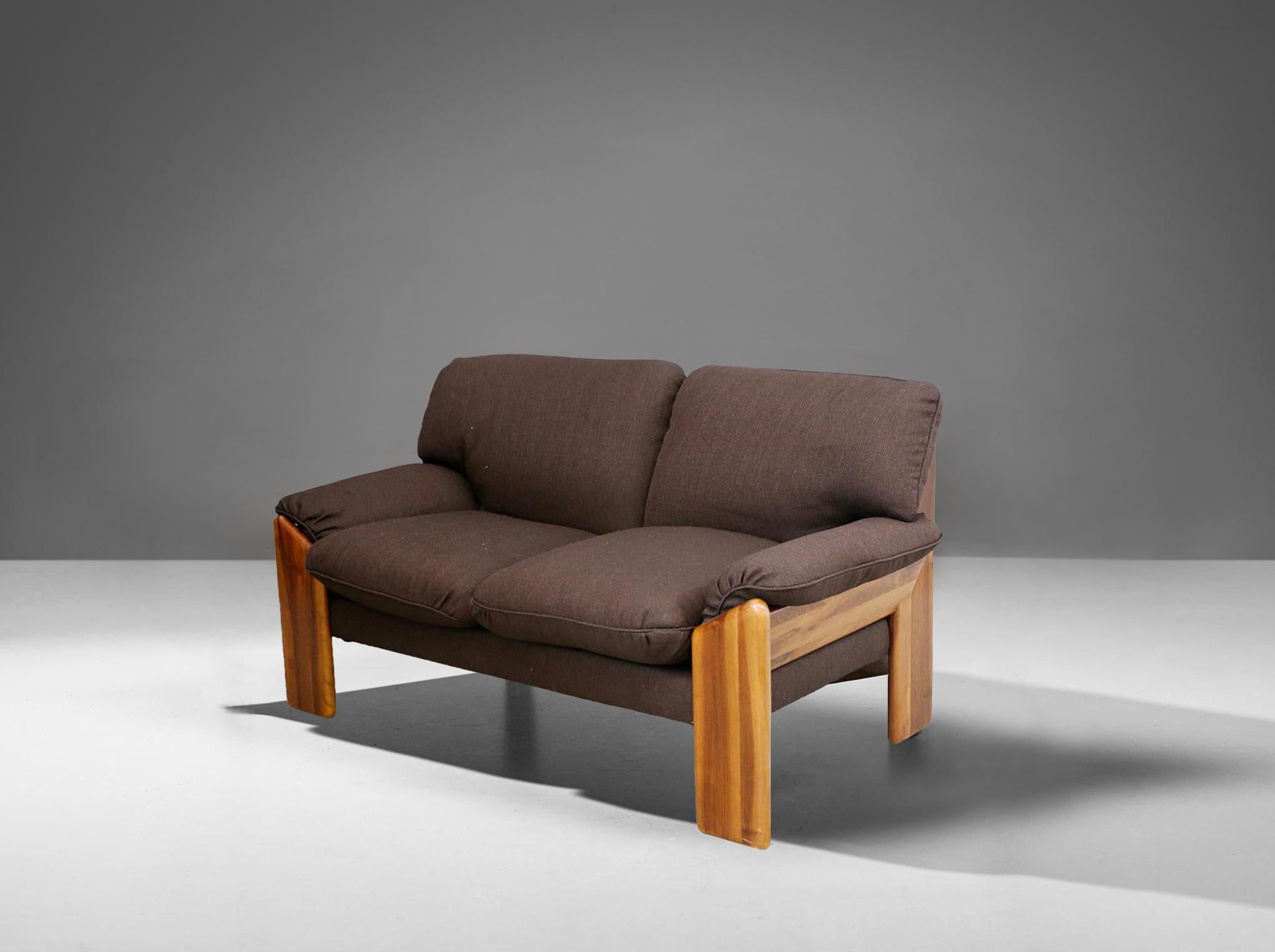 Elegant two-seater sofa designed by Sapporo for Mobil Girgi - Italy, 1970s

This extraordinary two-seater sofa represents a perfect balance between constructive rigor and comfort, an authentic expression of the best Italian design of the 1970s.