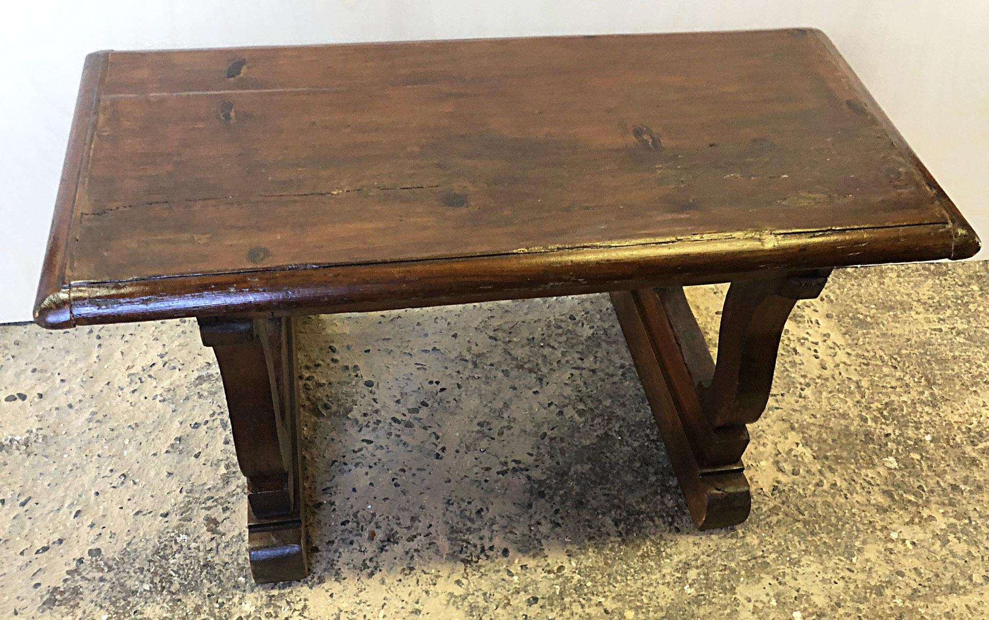 Italian sofa table from 1900 in solid fir, very sturdy, rustic.
Honey color.
At the foot of the base it has two repairs.
Top thickness 3.5 cm.