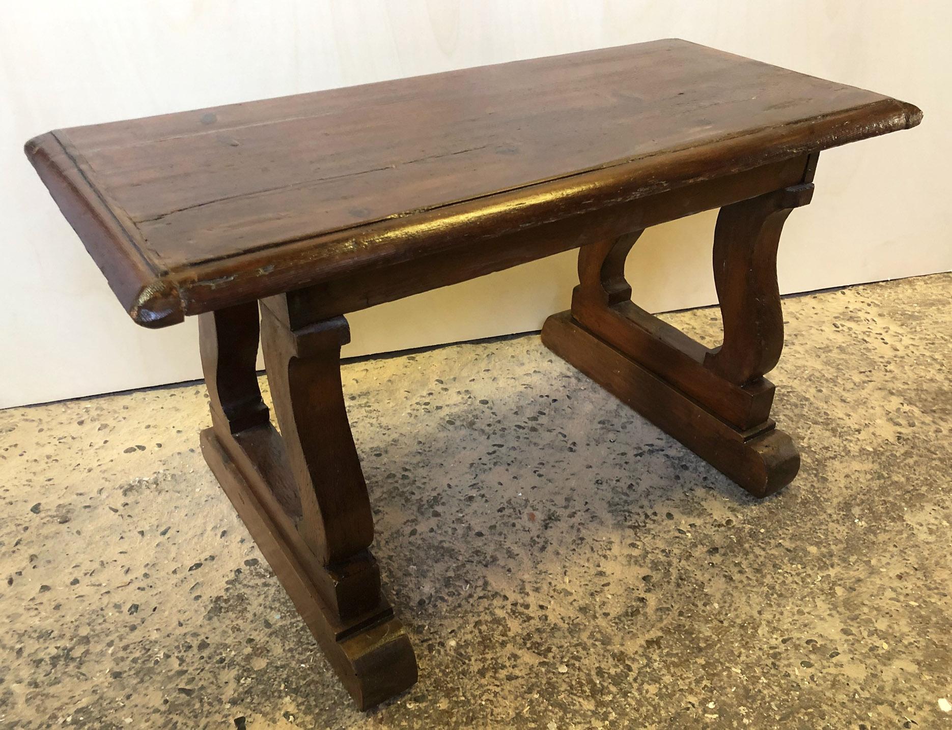 Italian Sofa Table from 1900 in Solid Fir, Very Sturdy, Honey Color, Rustic In Good Condition In Buggiano, IT