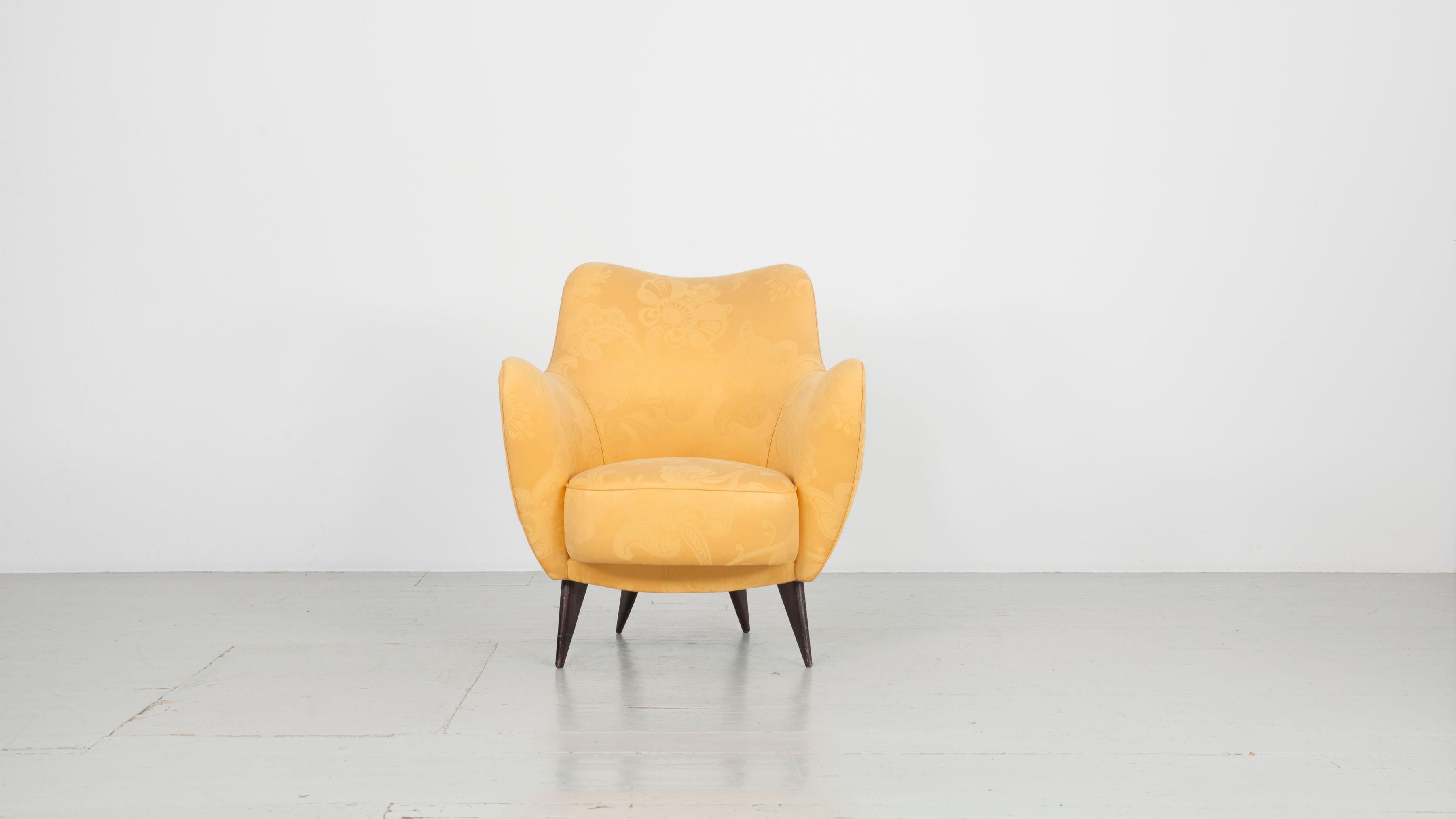 Cet ensemble italien, composé de deux fauteuils et d'un canapé, date de 1950 et a été conçu par Gugliemo Veronesi. Il est recouvert d'un tissu à motifs jaunes, qui est en très bon état mais pas d'origine. Les pieds de l'ensemble sont en bois et